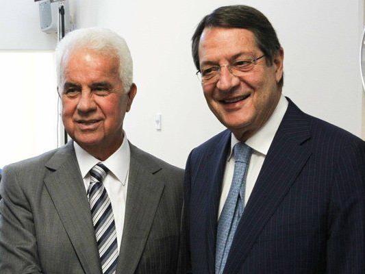 Bei den Gesprächen nehmen der Präsident Nordzyperns Eroglu und der zyprische Präsident Anastasiades teil.