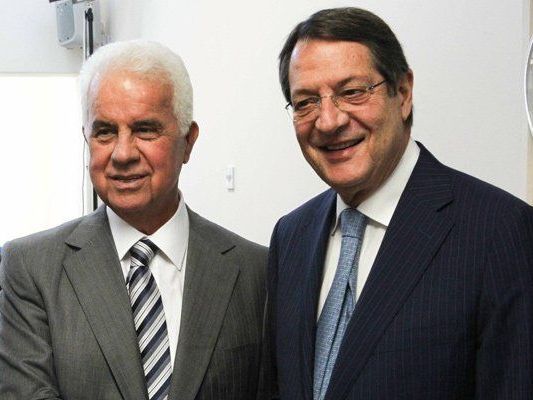 Bei den Gesprächen nehmen der Präsident Nordzyperns Eroglu und der zyprische Präsident Anastasiades teil. Bei den Gesprächen nehmen der Präsident Nordzyperns Eroglu und der zyprische Präsident Anastasiades teil.