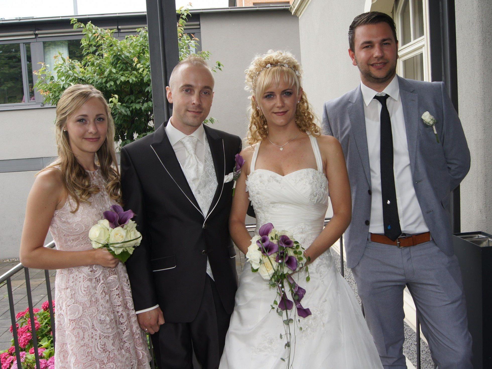 Das Brautpaar mit den Trauzeugen bei der standesamtlichen Trauung in Lauterach.