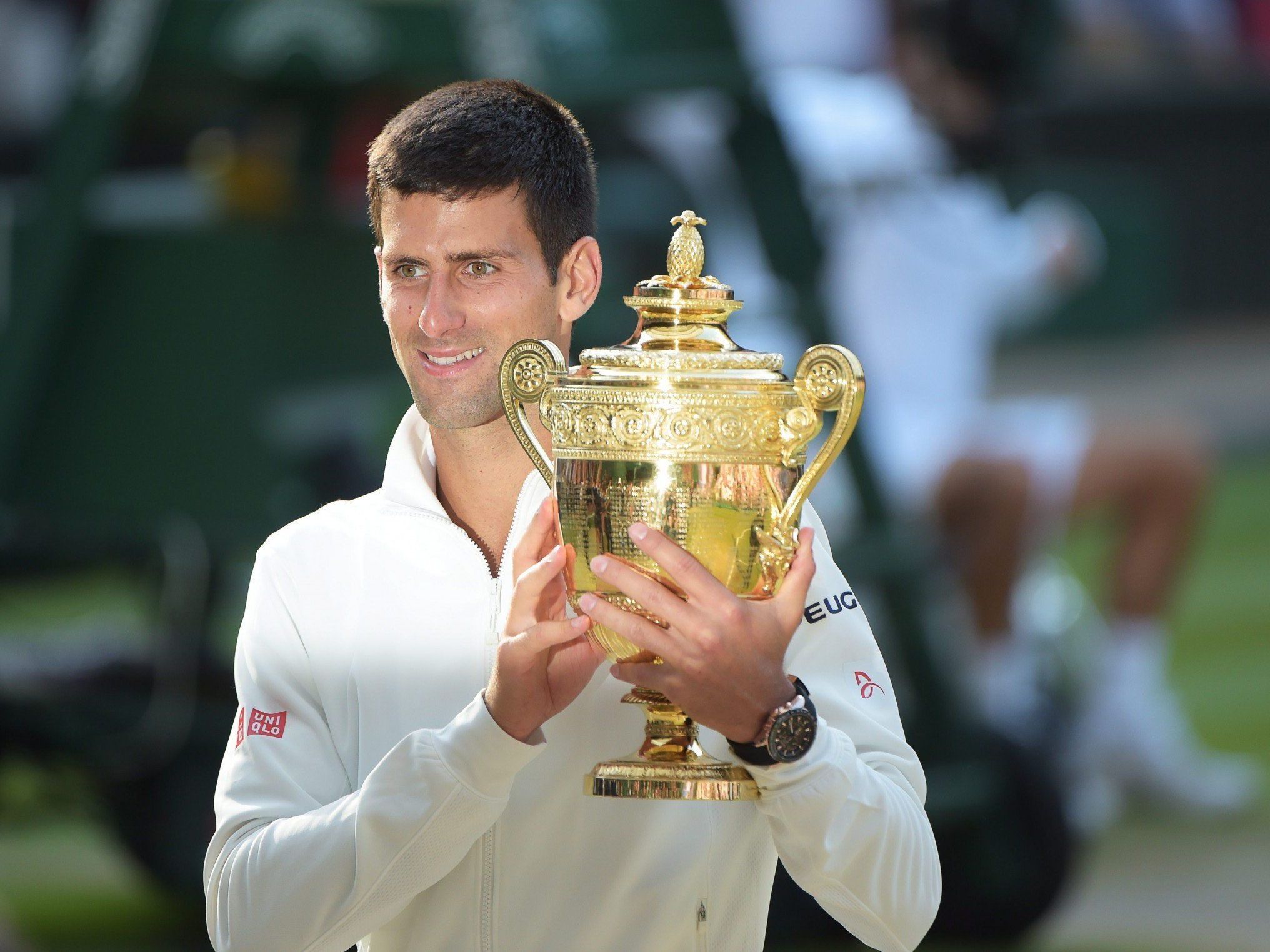 Djokovic hält den Pokal von Wimbledon zum zweiten Mal in Händen. Djokovic hält den Pokal von Wimbledon zum zweiten Mal in Händen.