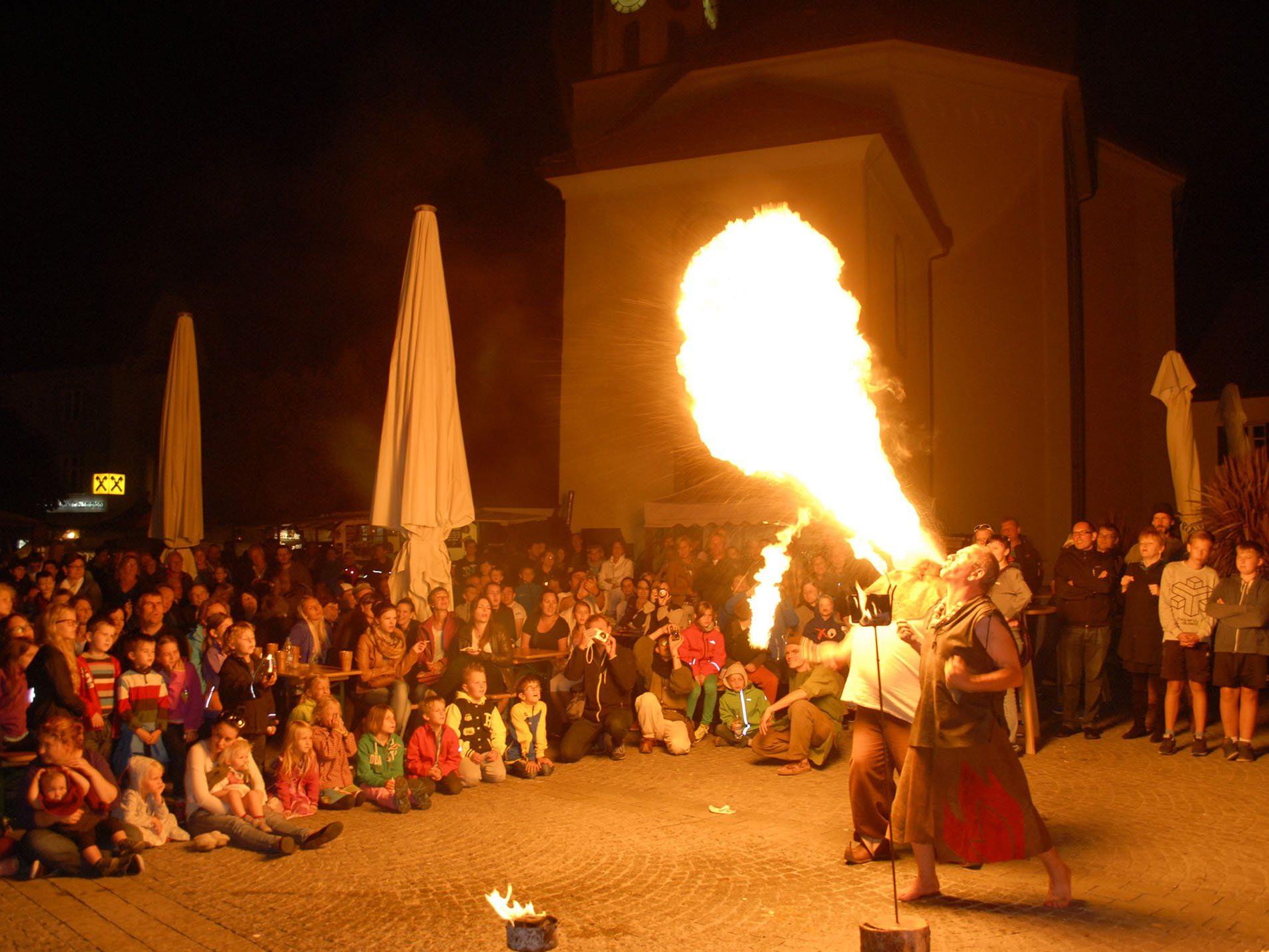 Feuerschlucker beim Montafoner Mittelalterspektakel am Schrunser Kirchplatz voll in Aktion