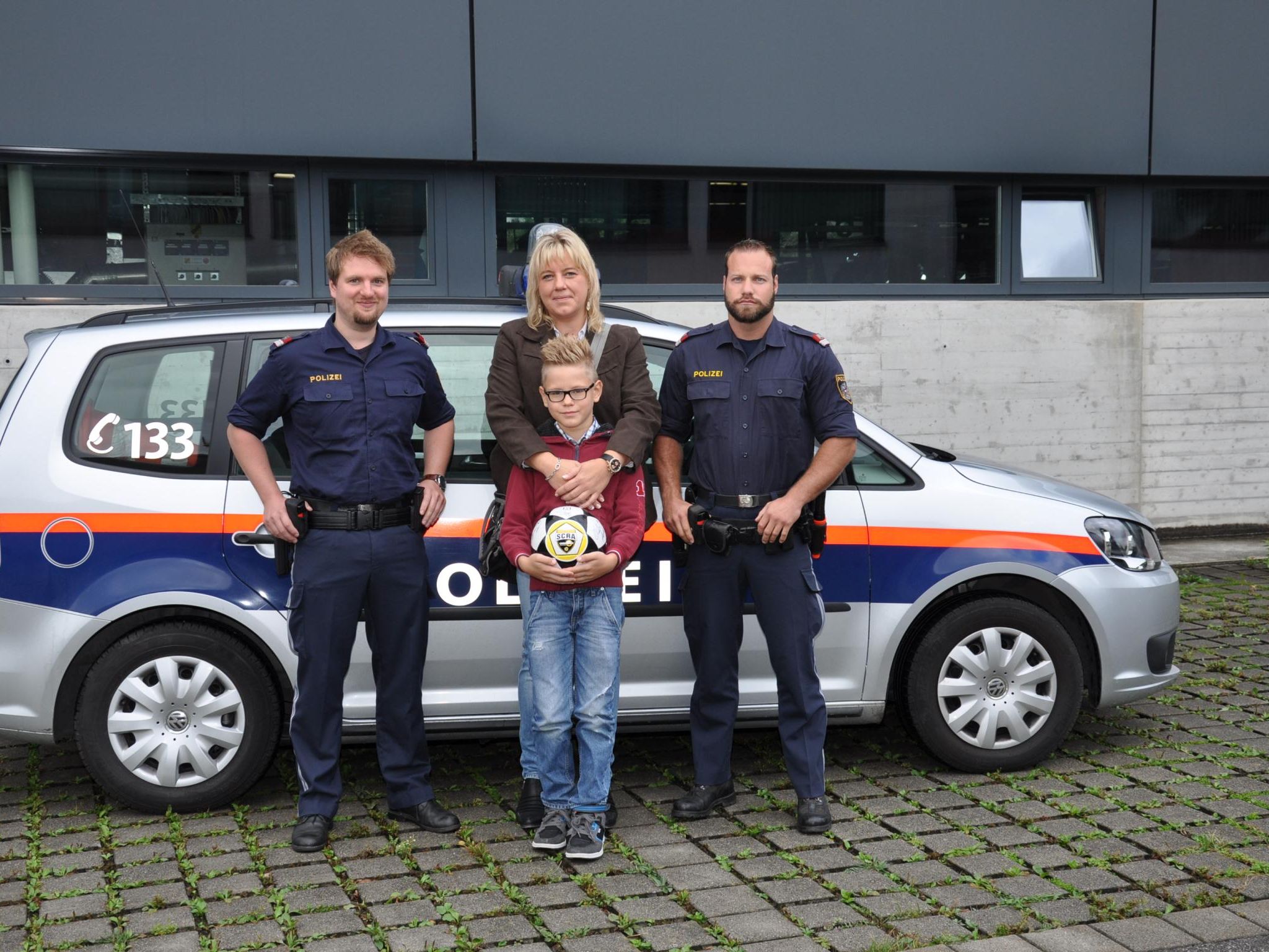 Heute Vormittag hat der 10-Jährige aus Altach seine Retter auf der Polizeiinspektion Hohenems getroffen. Heute Vormittag hat der 10-Jährige aus Altach seine Retter auf der Polizeiinspektion Hohenems getroffen.