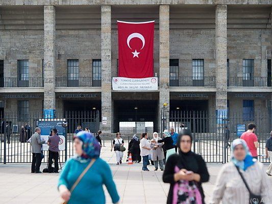 Türkisches "Wahllokal" im Berliner Olympia-Stadion Türkisches "Wahllokal" im Berliner Olympia-Stadion