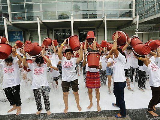 Teilnehmer an "Ice Bucket Challenge" in Thailand