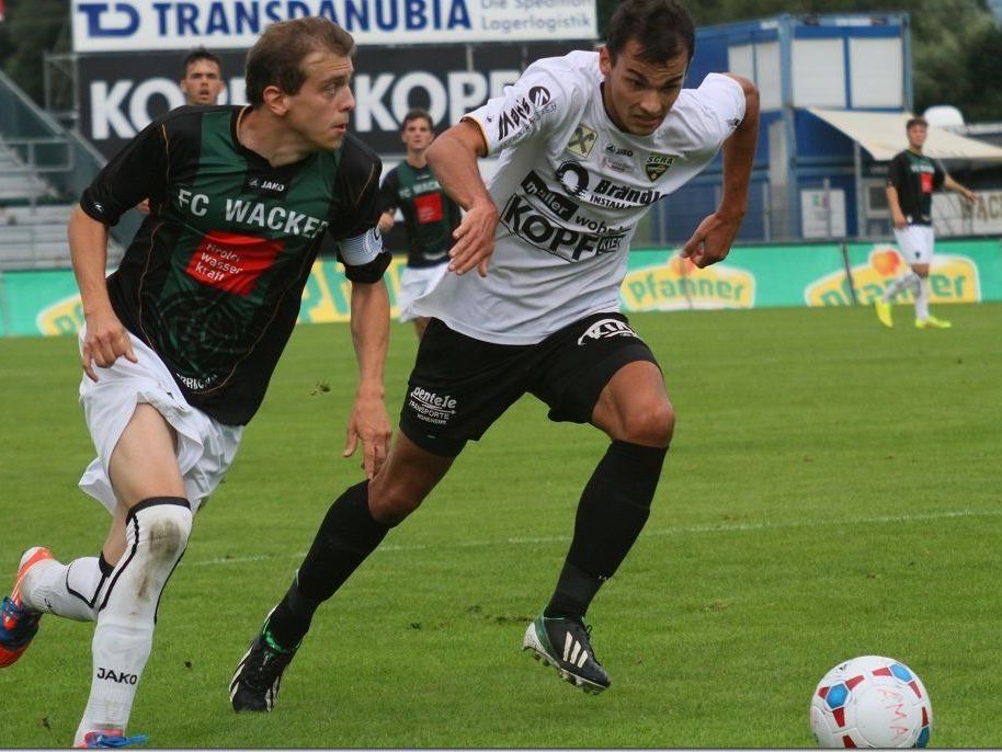 Stefan Sonderegger im Laufduell mit einem Tiroler. Altach Amateure unterlag gegen Innsbruck. Stefan Sonderegger im Laufduell mit einem Tiroler. Altach Amateure unterlag gegen Innsbruck.