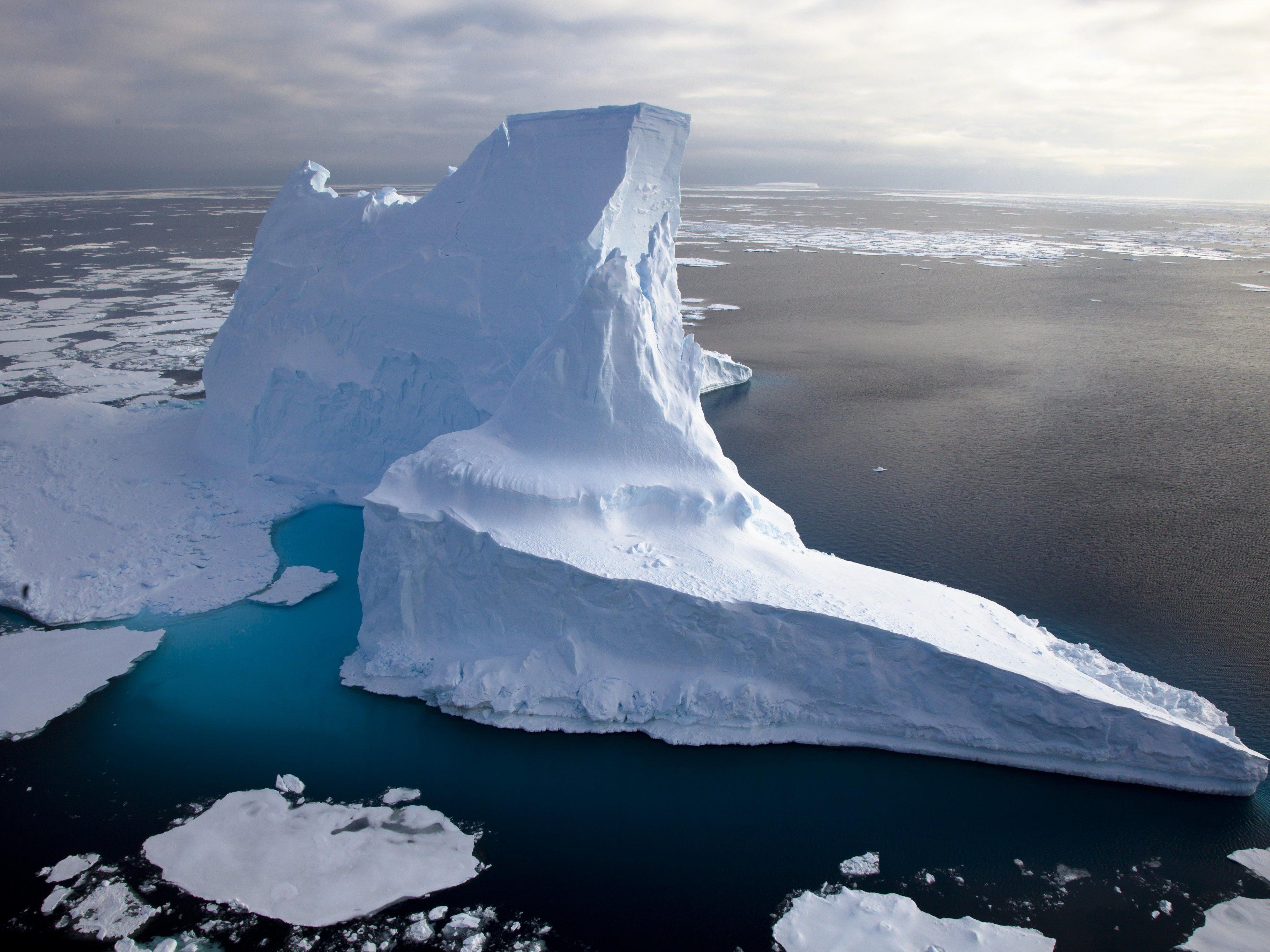 Heutzutage treiben die größten Eisberge in antarktischen Gewässern. Sie reichen bis in eine Wassertiefe von maximal 700 Meter und sind damit deutlich kleiner als jene Eisberge, welche die Kratzspuren auf dem Hovgaard Rücken in der Framstraße hinterlassen haben.