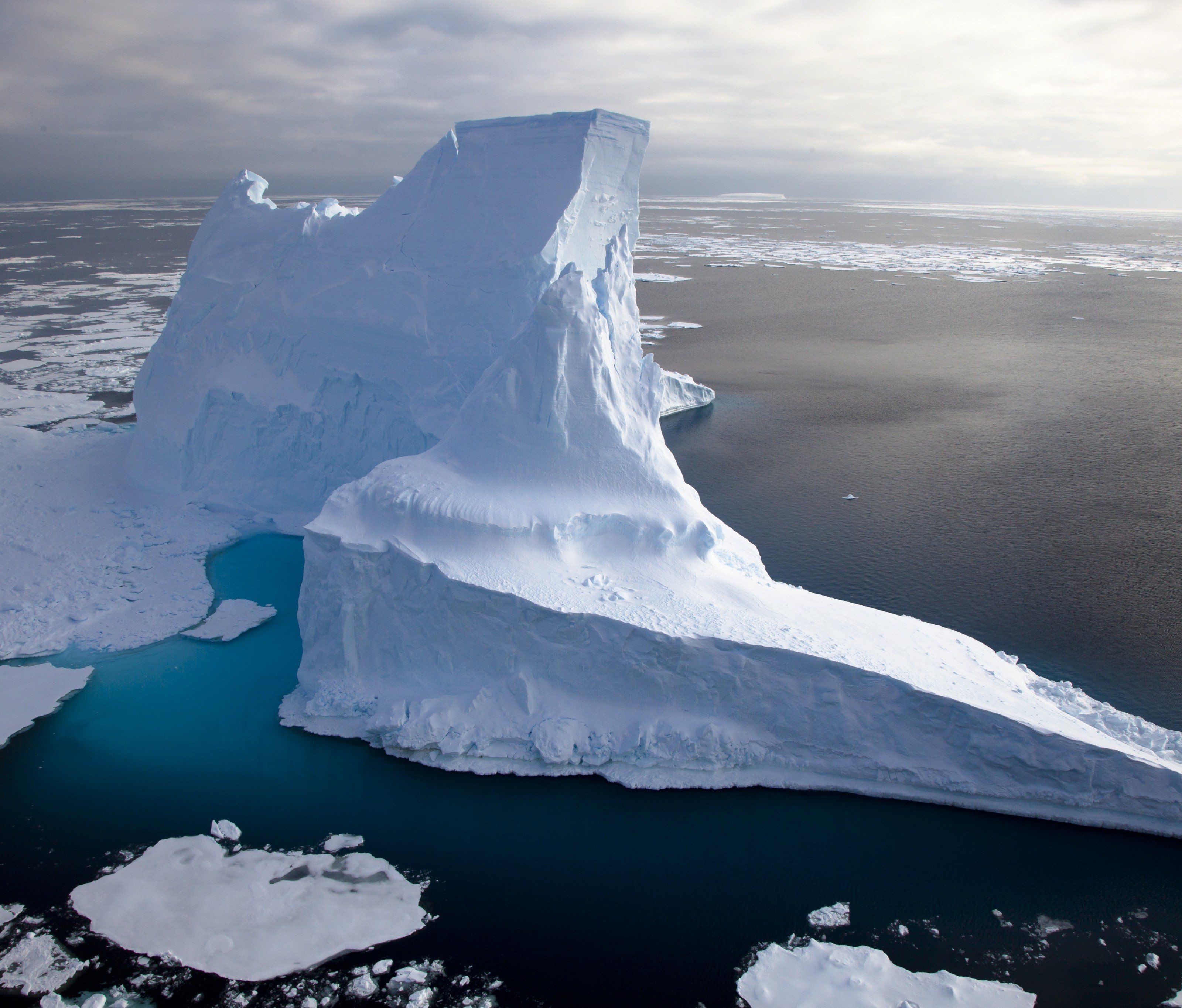 Heutzutage treiben die größten Eisberge in antarktischen Gewässern. Sie reichen bis in eine Wassertiefe von maximal 700 Meter und sind damit deutlich kleiner als jene Eisberge, welche die Kratzspuren auf dem Hovgaard Rücken in der Framstraße hinterlassen haben. Heutzutage treiben die größten Eisberge in antarktischen Gewässern. Sie reichen bis in eine Wassertiefe von maximal 700 Meter und sind damit deutlich kleiner als jene Eisberge, welche die Kratzspuren auf dem Hovgaard Rücken in der Framstraße hinterlassen haben.