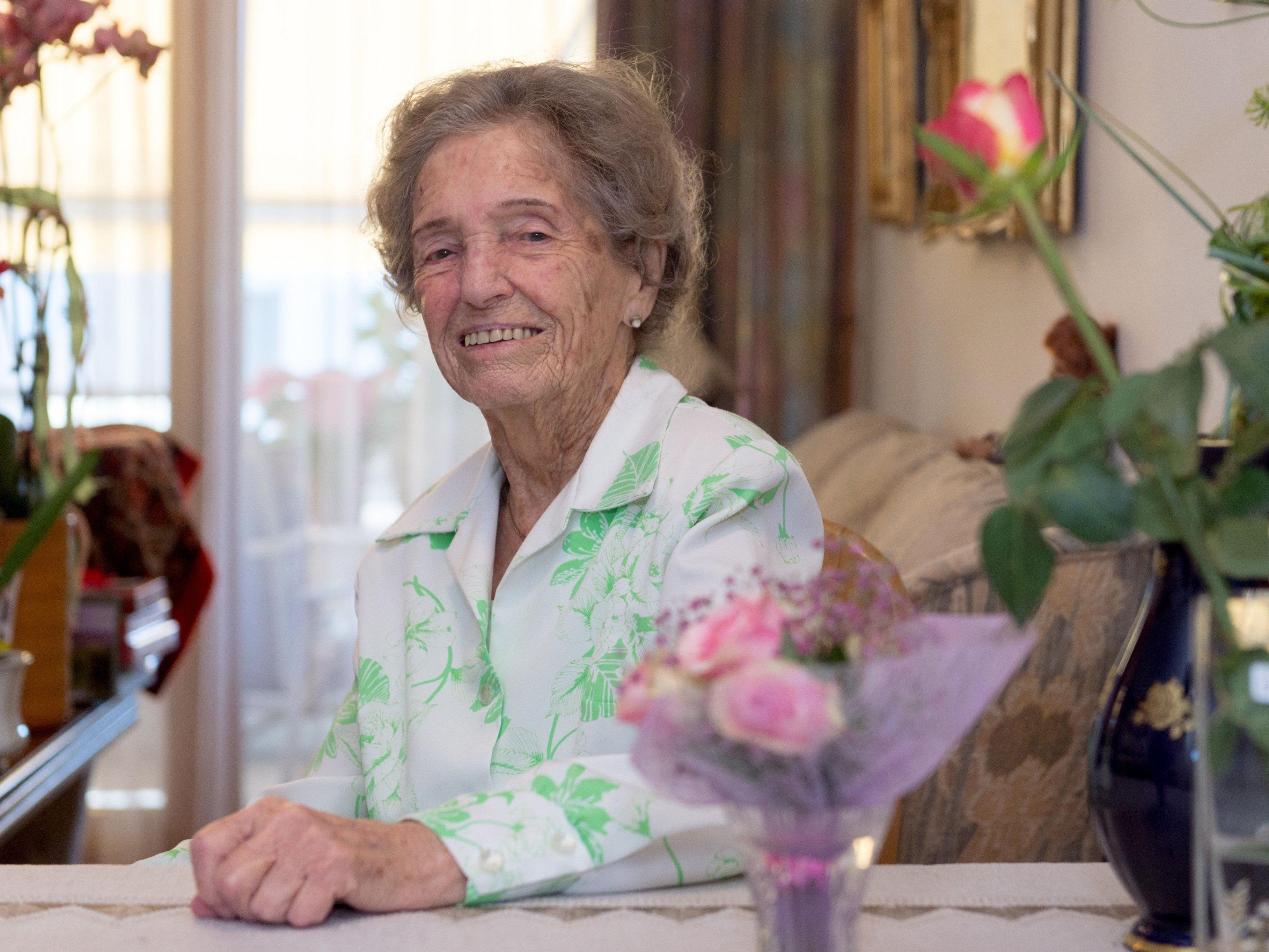 Lebt allein und kocht noch oft für sich selbst: Hilda Gamper ist mit ihren 100 Jahren noch sehr fit.