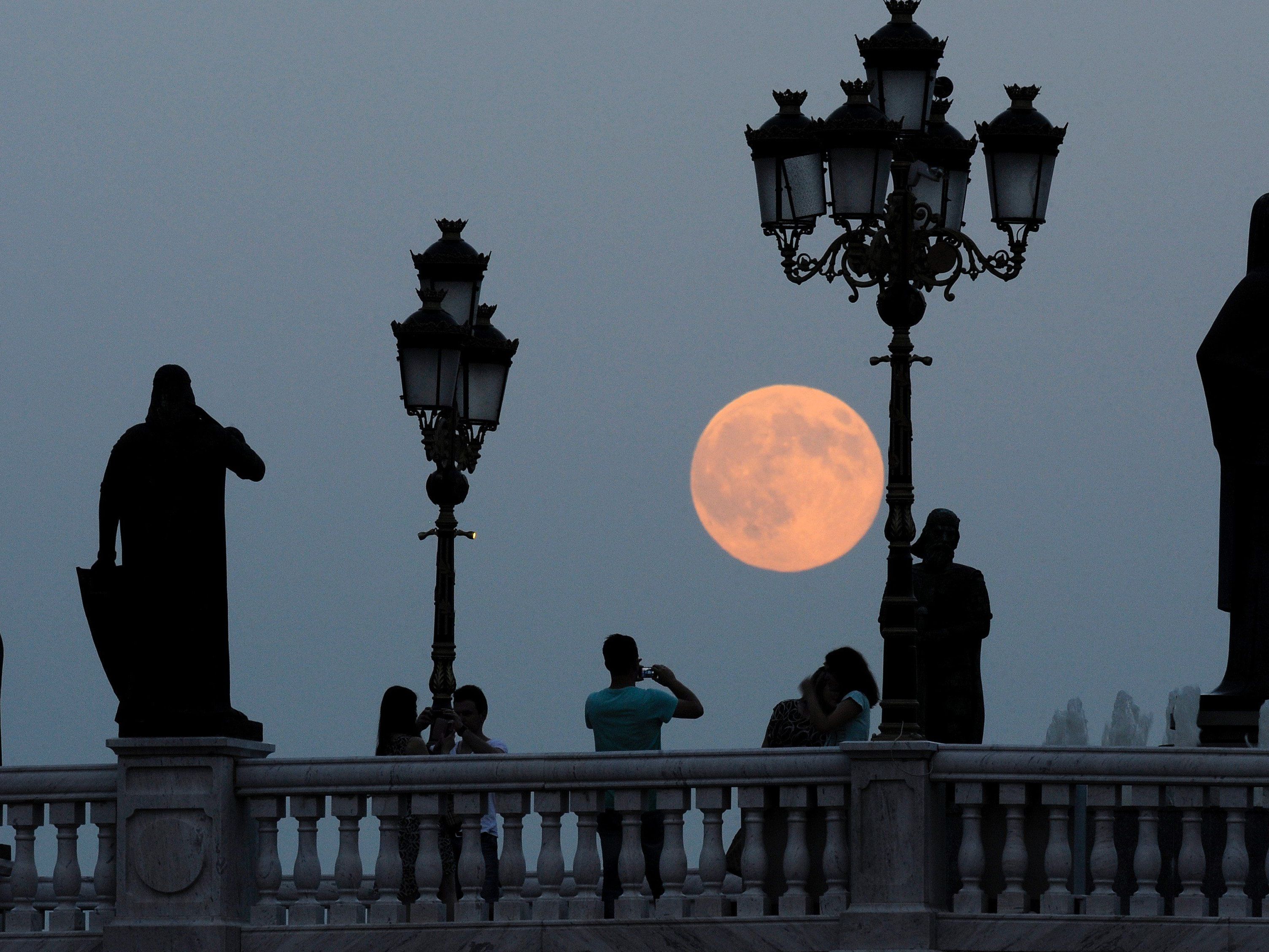 "Supervollmond" in Skopje, Mazedonien.