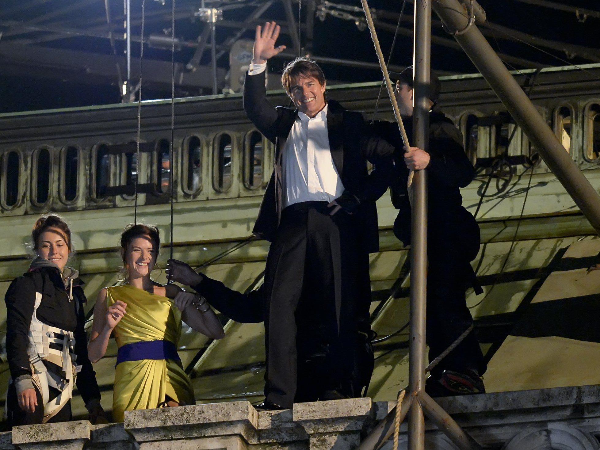 Tom Cruise hat auch bei waghalsigen Action-Szenen gute Laune und winkt seinen Fans. Tom Cruise hat auch bei waghalsigen Action-Szenen gute Laune und winkt seinen Fans.