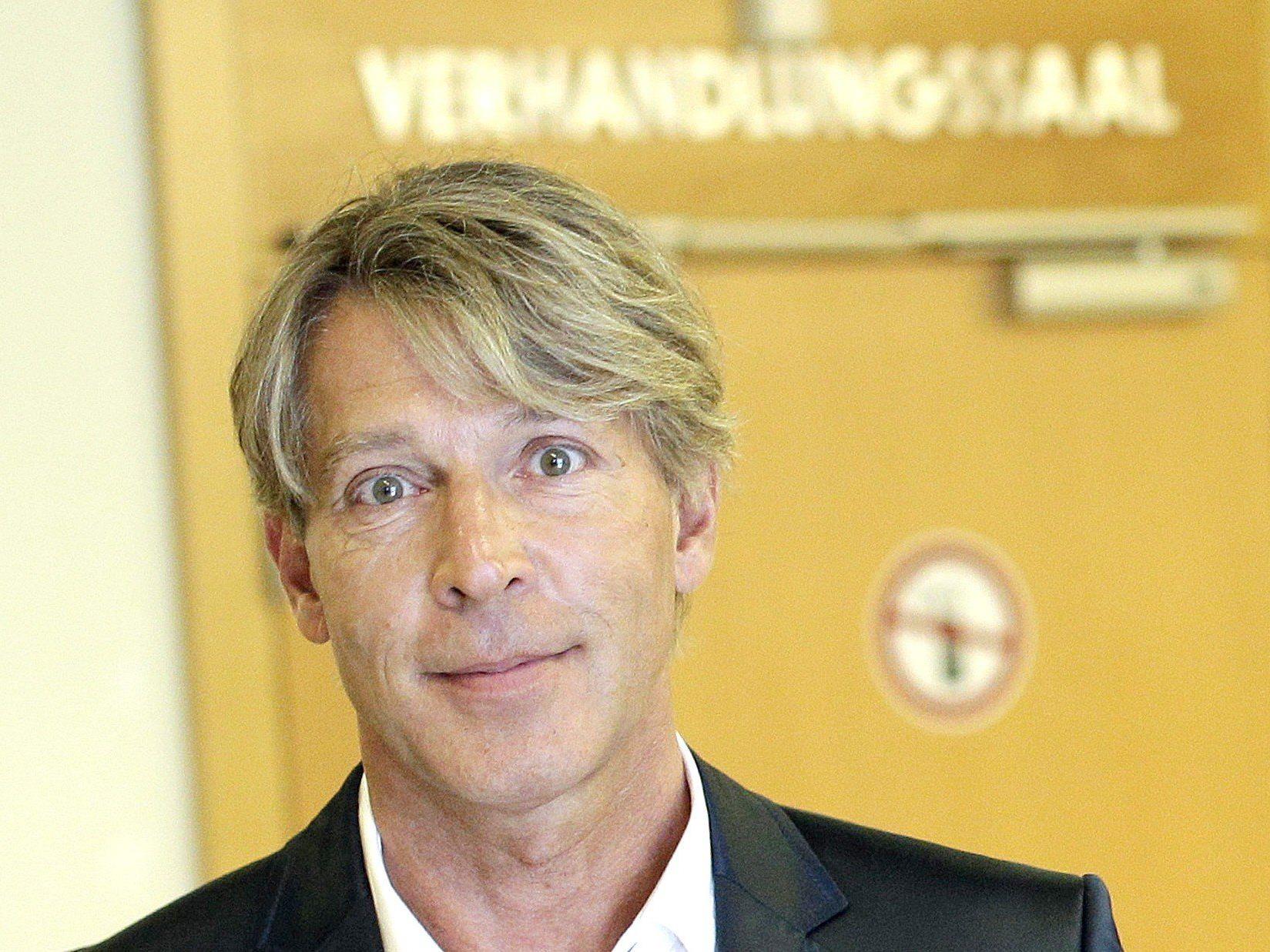 Dominic Heinzl zieht nach der Prügel-Affäre gegen Sido erneut gegen "News" vor Gericht. Dominic Heinzl zieht nach der Prügel-Affäre gegen Sido erneut gegen "News" vor Gericht.