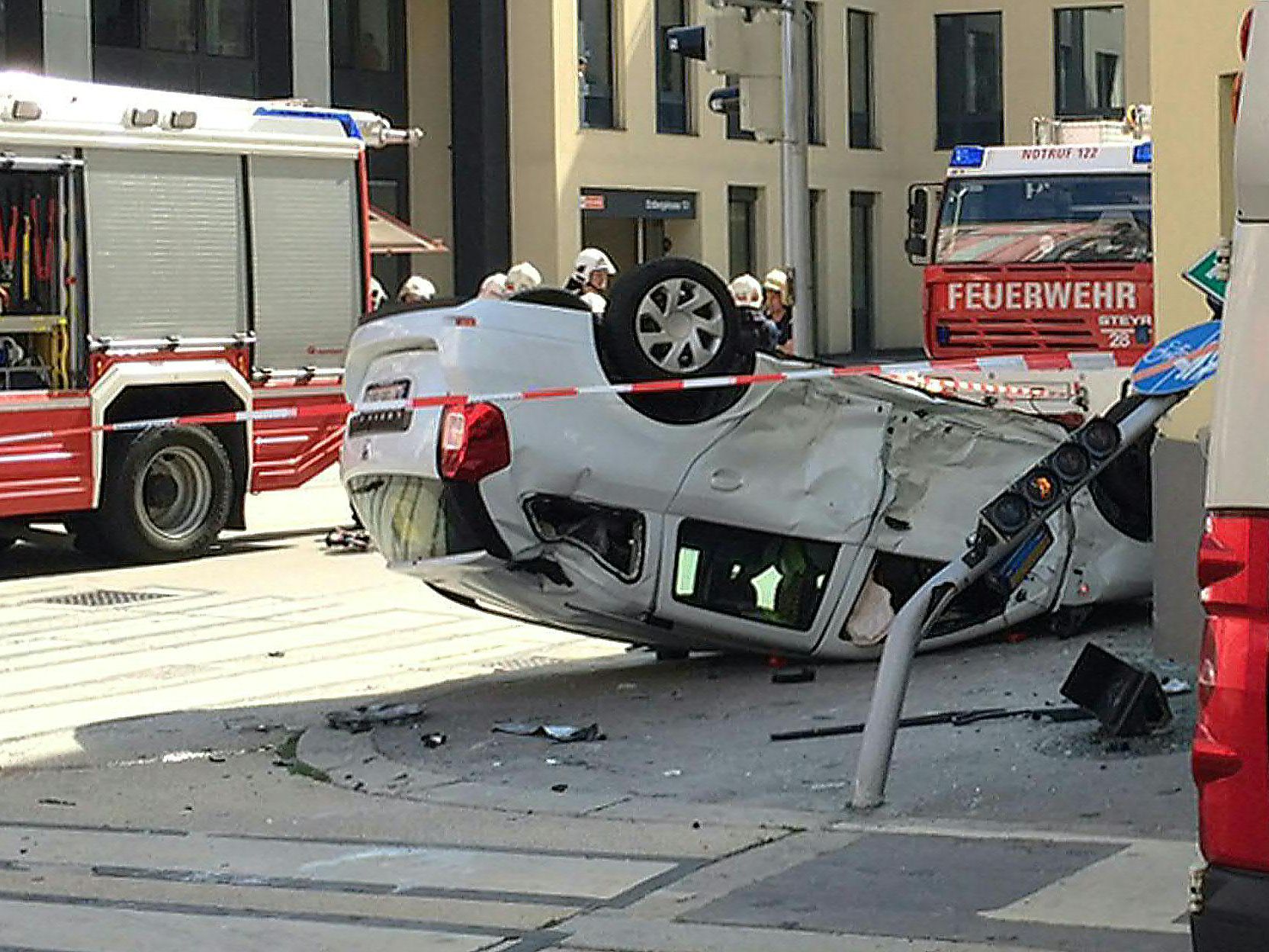 Fahrzeug überschlug sich bei Unfall in Wien - Drei Leichtverletzte Fahrzeug überschlug sich bei Unfall in Wien - Drei Leichtverletzte