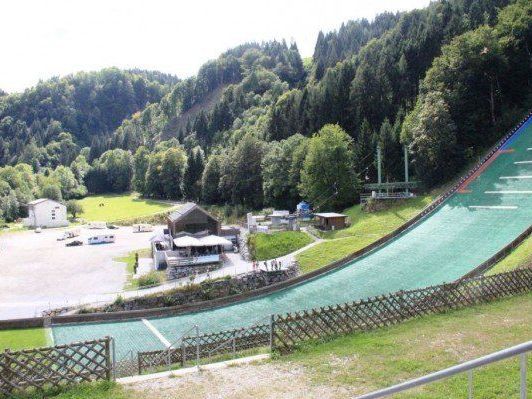 Nach Vorfällen um ein Roma-Lager in Bischofshofen kam es zu Ausschreitungen. Nach Vorfällen um ein Roma-Lager in Bischofshofen kam es zu Ausschreitungen.