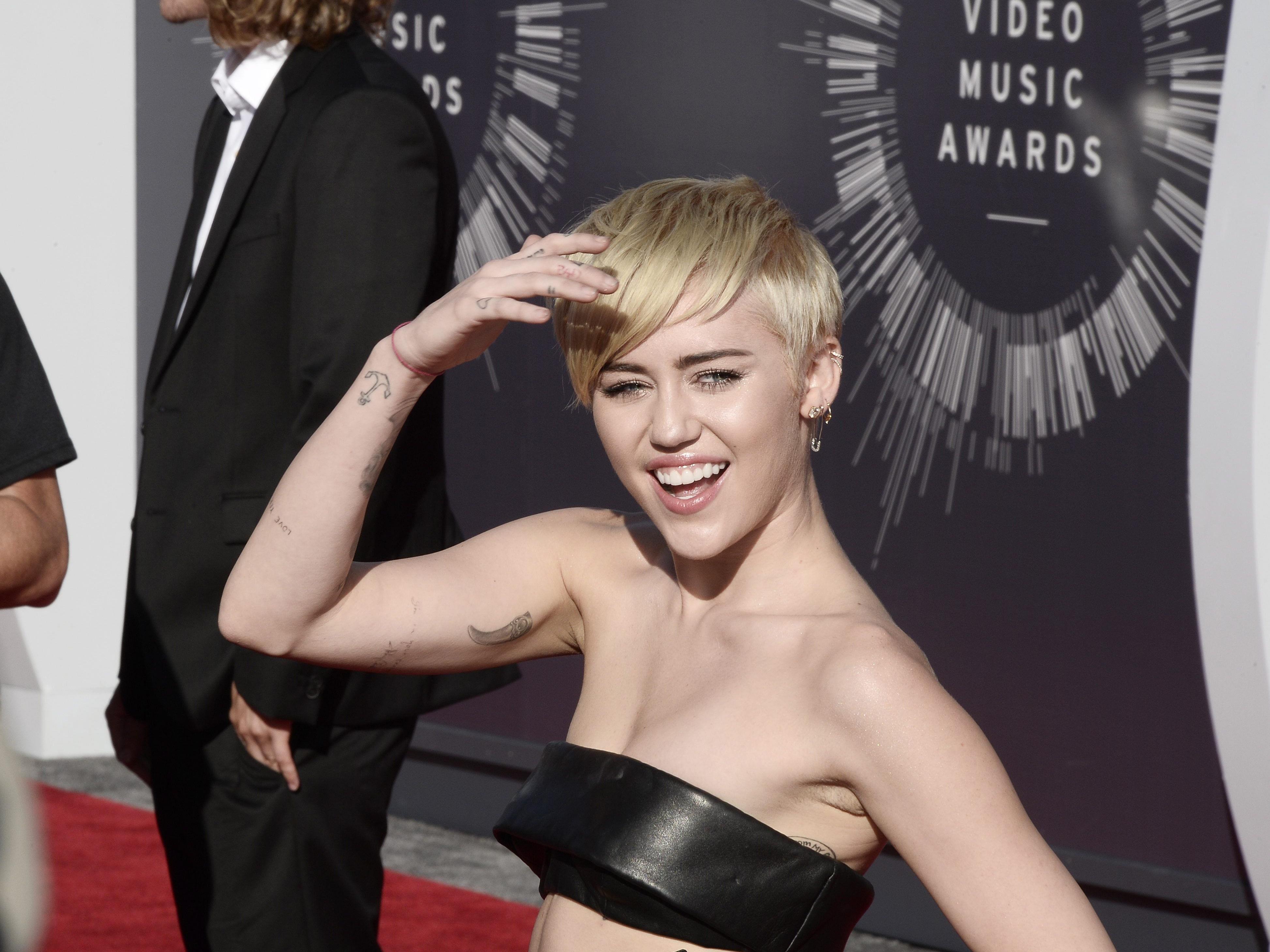 Miley Cyrus kurz vor der Auszeichnung.
