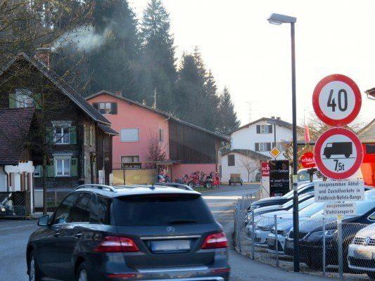 Neue Tempo-Limits wie hier auf der Sebastian-Kneipp-Straße in Nofels zeigen durchwegs positive Auswirkungen.