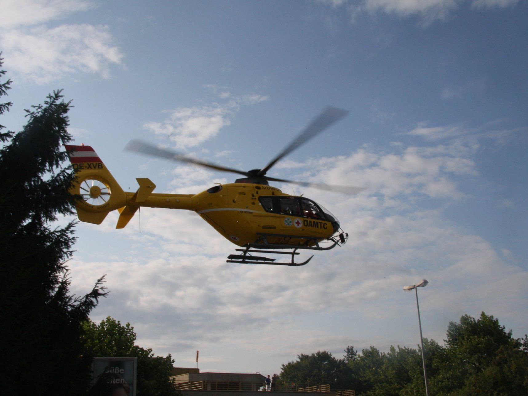 Fast täglich werden akut Erkrankte oder Opfer von Unfällen per Hubschrauber ins Krankenhaus Dornbirn geflogen.