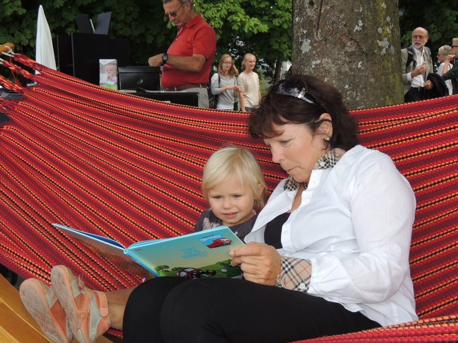 Auch klein Sophia kam mit ihrer Oma Gabriela zum Lesetag