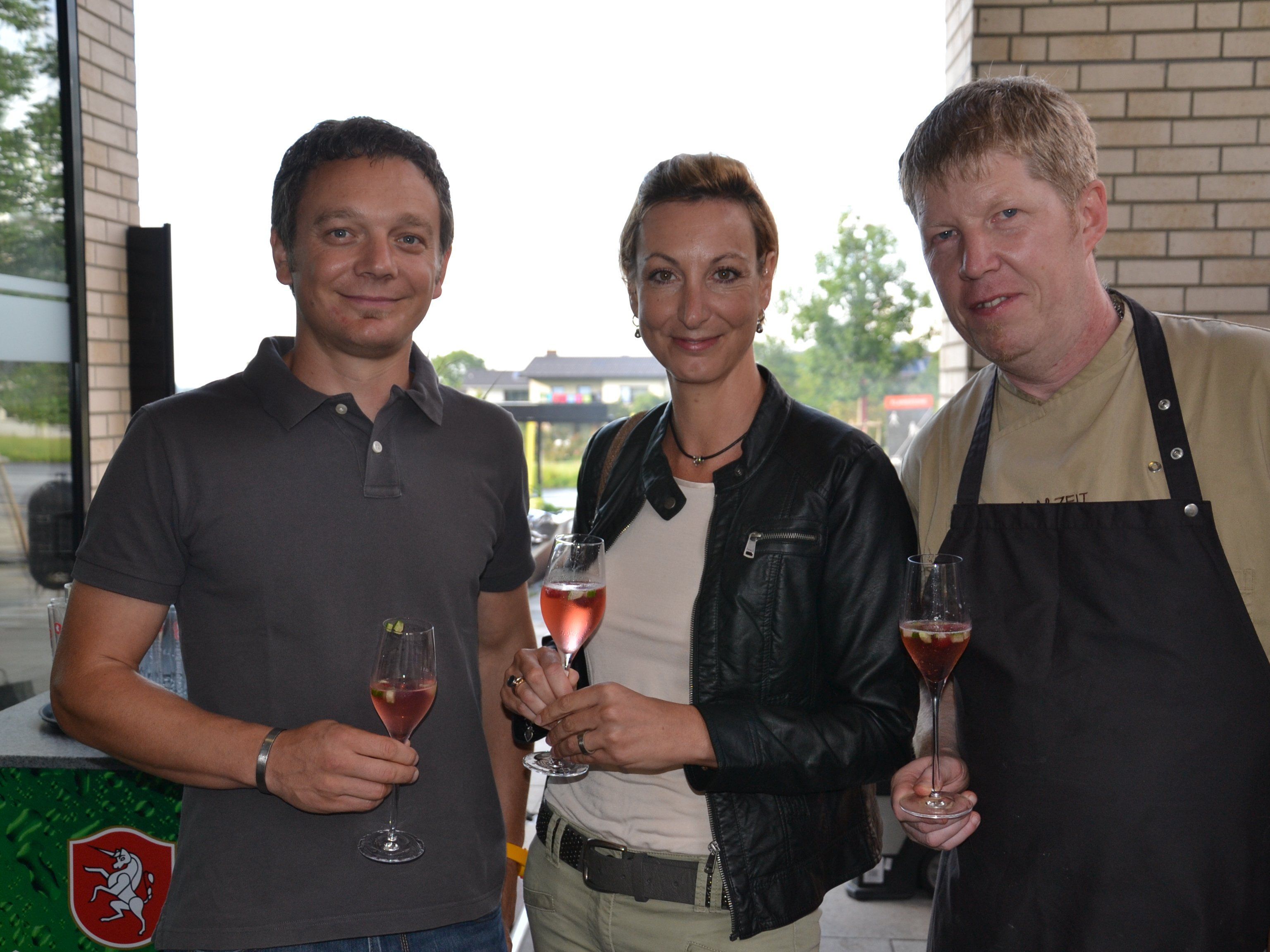 v.l. Sven und Daniela Gottwald wurden von Küchenchef Christian Zickler willkommen geheißen v.l. Sven und Daniela Gottwald wurden von Küchenchef Christian Zickler willkommen geheißen