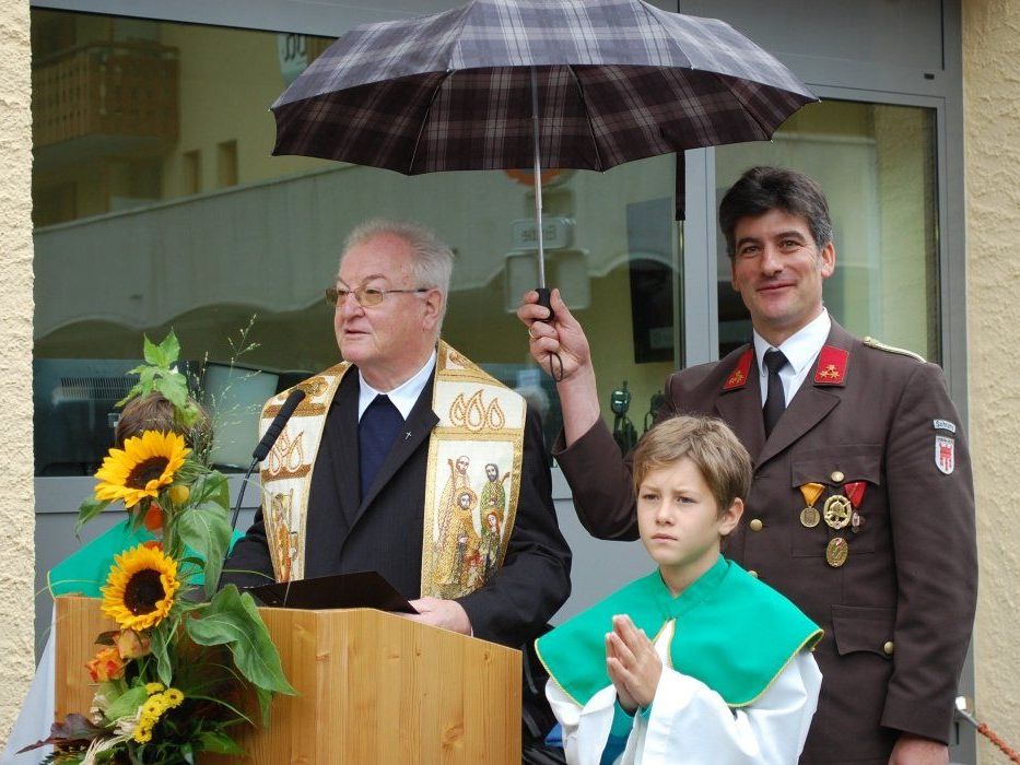 Der Schrunser Pfarrer Herbert Böhler bei der Segnung der beiden Gebäude.