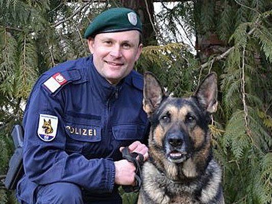 Bezirksinspektor Helmut Kraus, Diensthundeführer bei der Polizeiinspektion Drasenhofen, mit seinem Diensthund „Eros vom Schopperweg“ Bezirksinspektor Helmut Kraus, Diensthundeführer bei der Polizeiinspektion Drasenhofen, mit seinem Diensthund „Eros vom Schopperweg“
