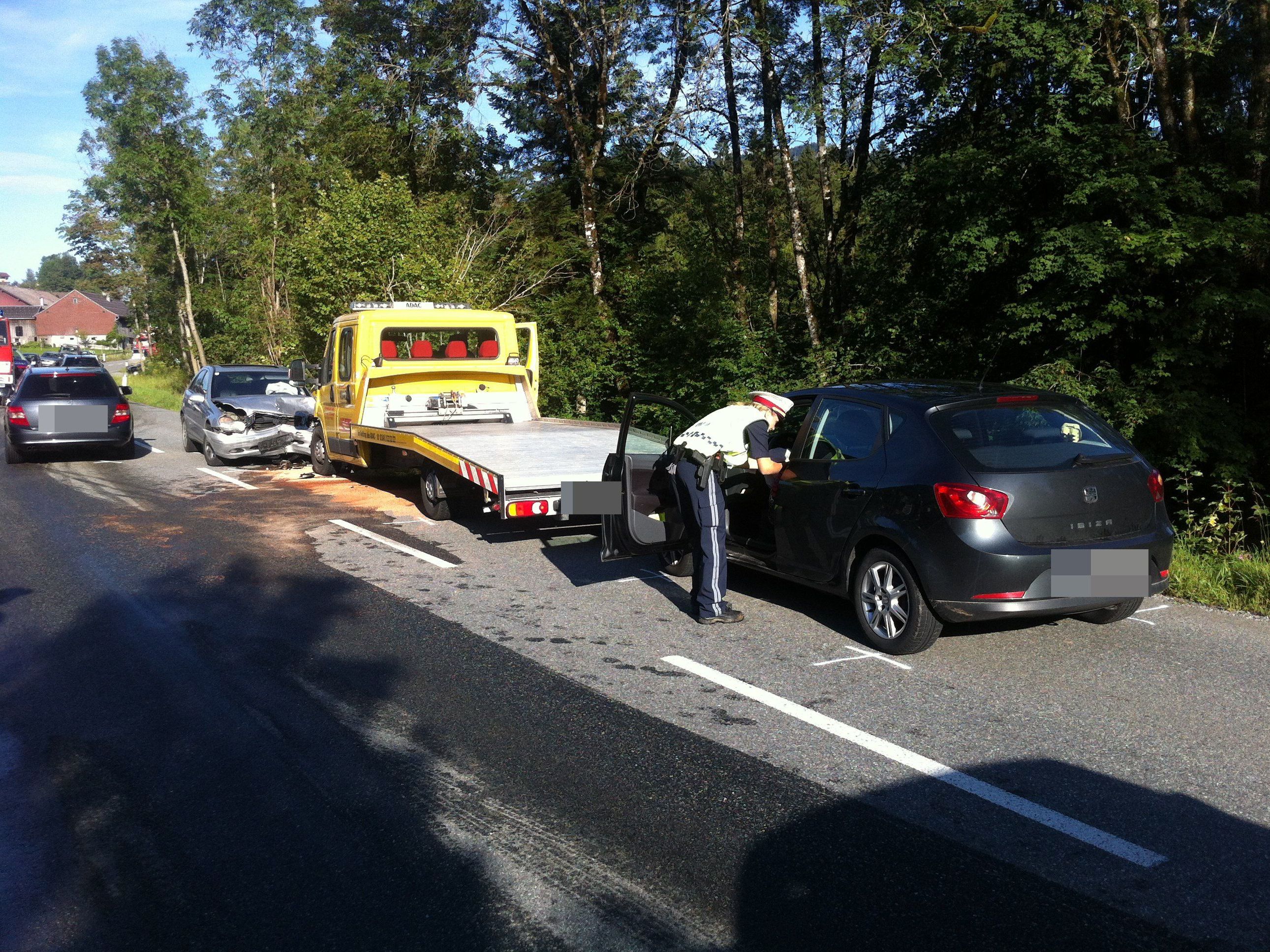 Drei Verletzte nach Verkehrsunfall. Drei Verletzte nach Verkehrsunfall.