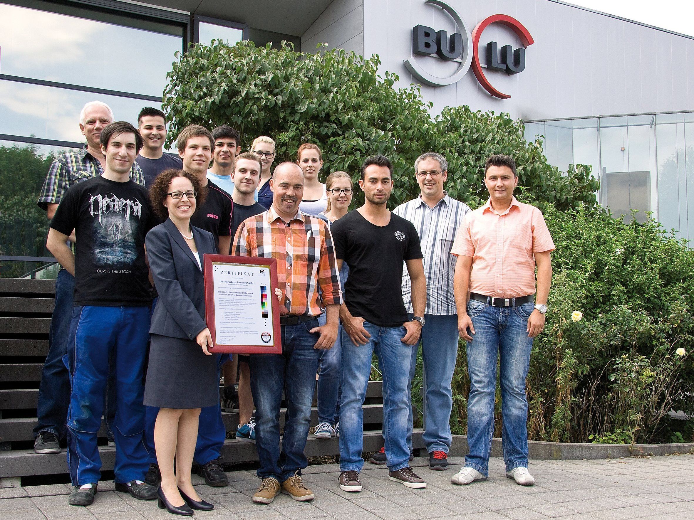 BuLu-Geschäftsführerin Christine Schwarz-Fuchs freut sich mit dem PSO-Kernteam über die erlangte Premium PSO Zertifizierung. BuLu-Geschäftsführerin Christine Schwarz-Fuchs freut sich mit dem PSO-Kernteam über die erlangte Premium PSO Zertifizierung.