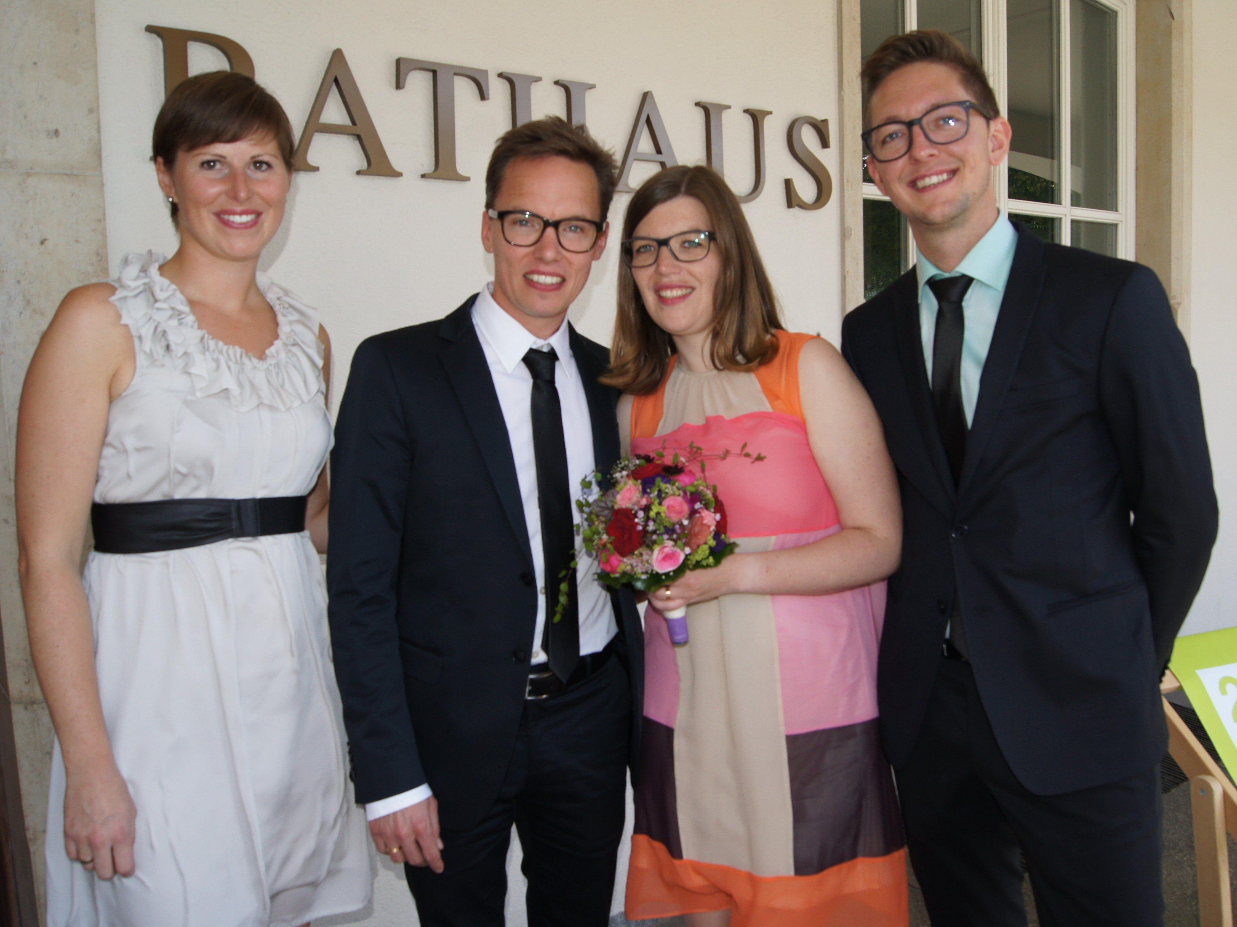 Das Brautpaar mit den Trauzeugen bei der standesamtlichen Trauung in Dornbirn.