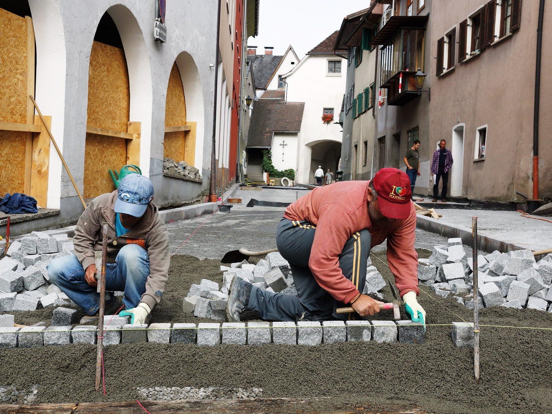 Rund zwei Millionen Euro investiert die Stadt Bludenz in aktuelle Kanal- und Straßenbaustellen.