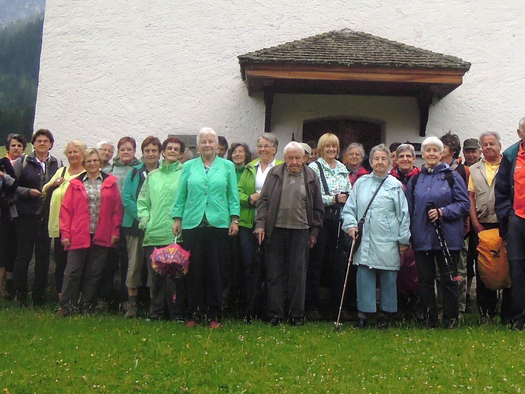 38 Seniorinnen und Senioren bei ihrem Besuch im Nenzinger Himmel
