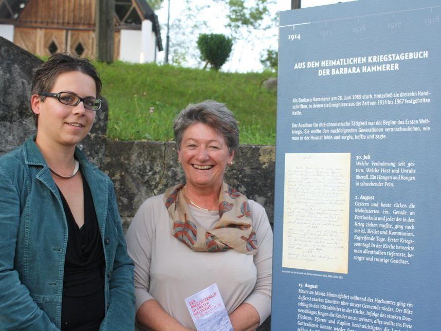 Bgm. Theresia Handler und Historikerin Katrin Netter begutachten die Egger Stele.