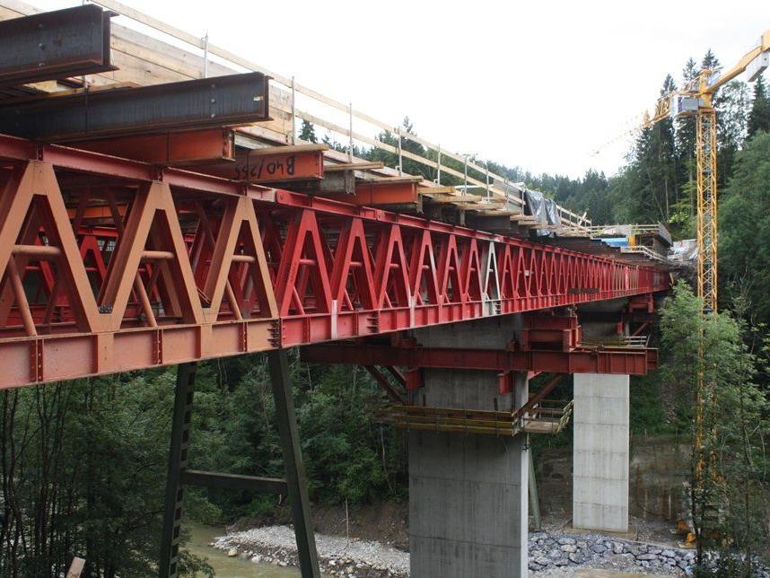 Der Neubau der Brunsttobelbrücke über die Weißach liegt im Zeitplan.