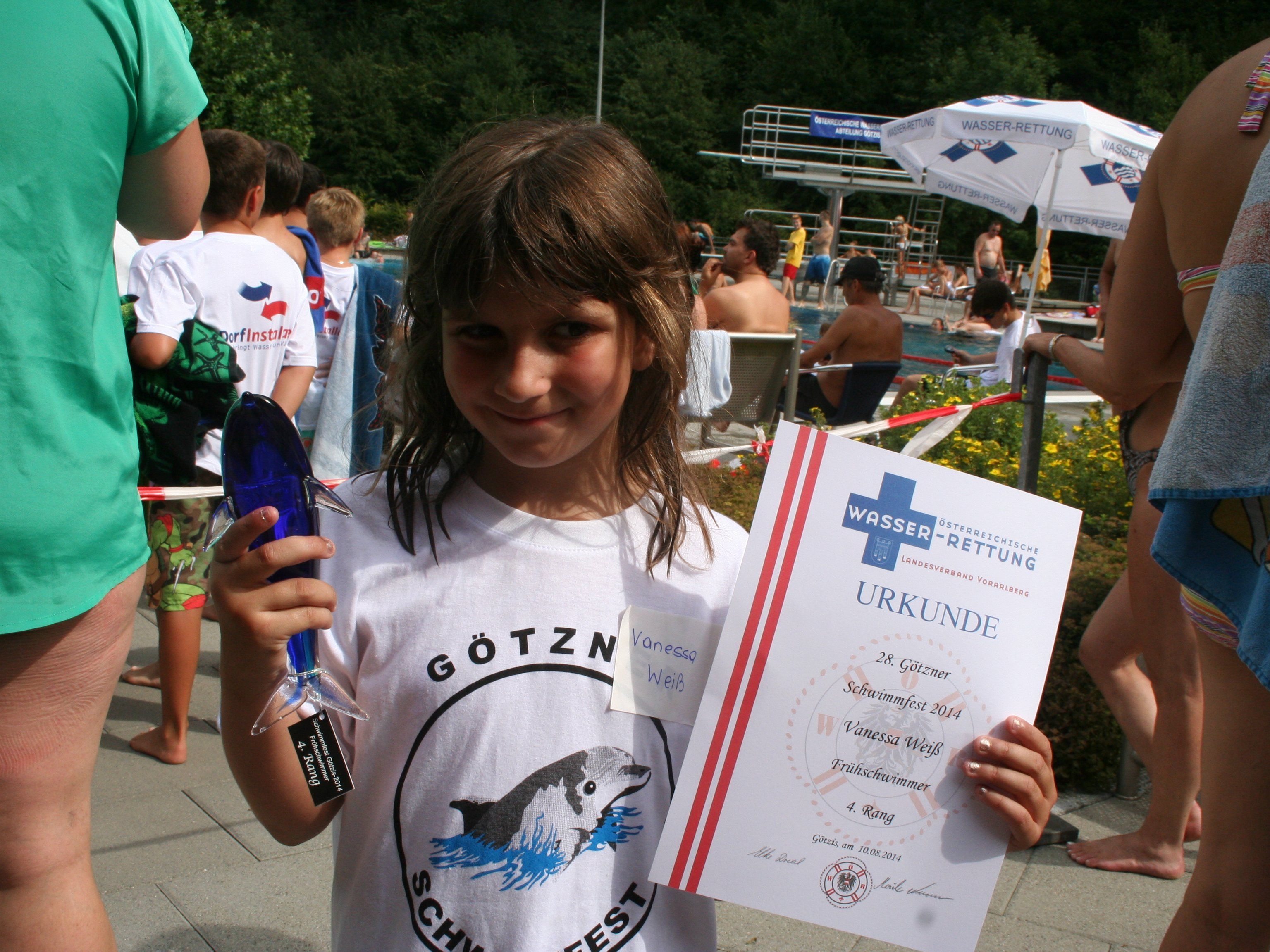 Auch Vanessa war gerne dabei und ergatterte sich einen gläsernen Delfin. Auch Vanessa war gerne dabei und ergatterte sich einen gläsernen Delfin.