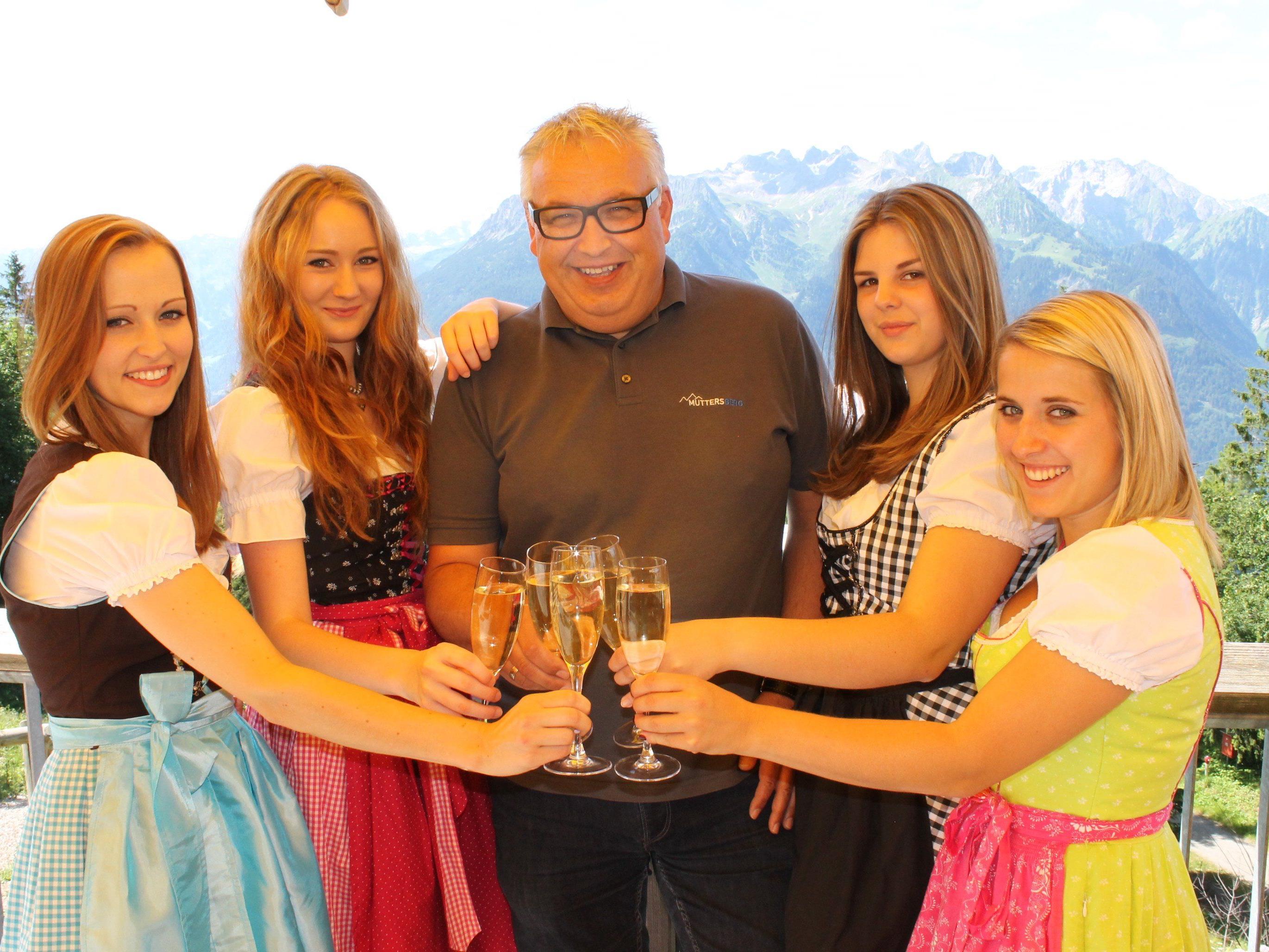 Verena, Natalie, Muttersberg-Chef Hansi, Kristina und Anna freuen sich mit Ihren Teams auf eine tolle Nacht am Muttersberg