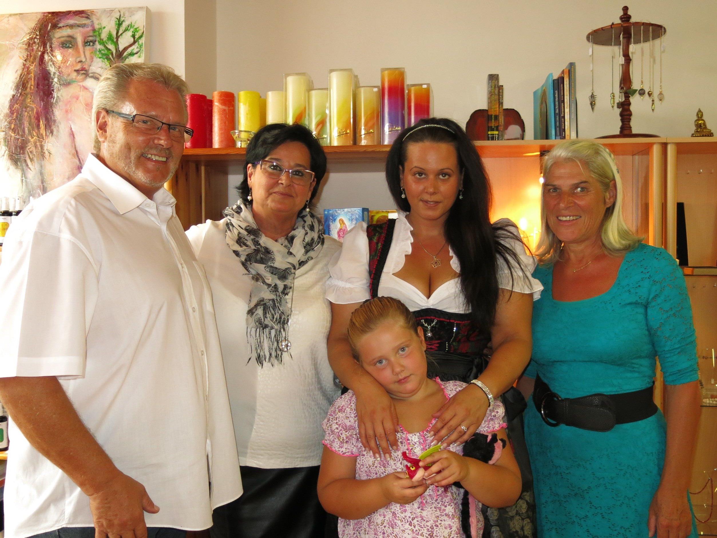 Die neuen Geschäftsinhaber Florian, Monika und Juli Schwärzler mit Chiara und "Astrid"