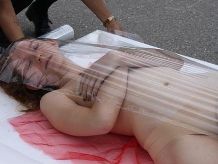 Nacktprotest für Tierschutz in Bregenz.