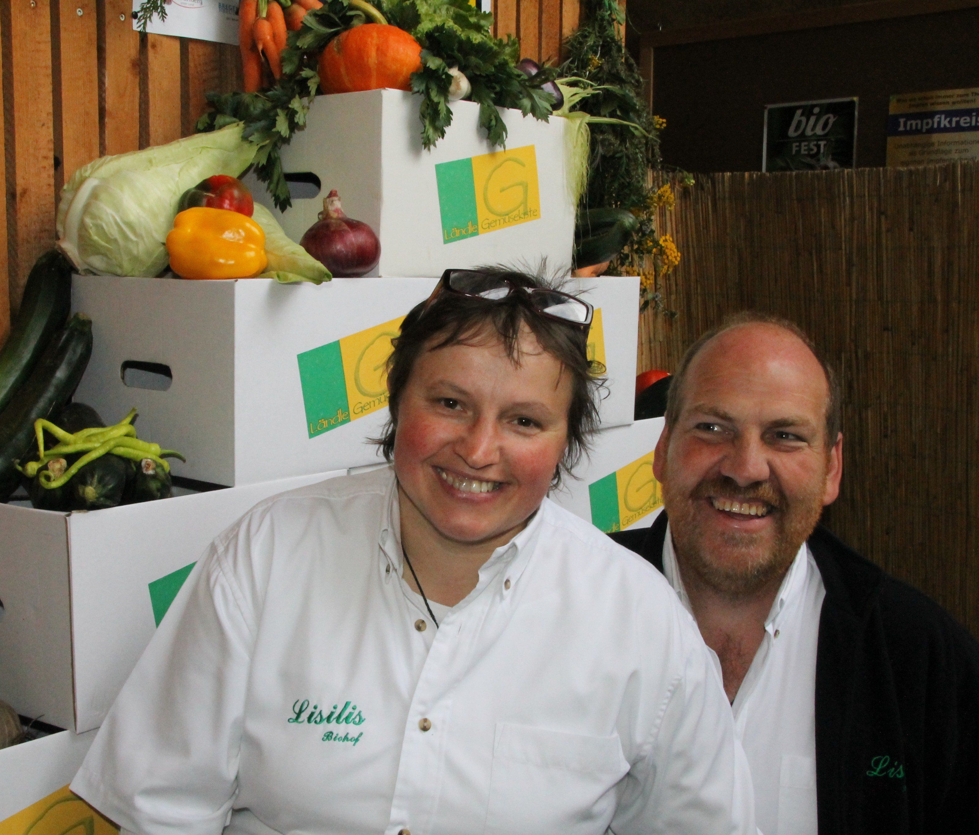 Brigitte und Karl Kühne von Lisilis Biohof decken den Tisch. Brigitte und Karl Kühne von Lisilis Biohof decken den Tisch.