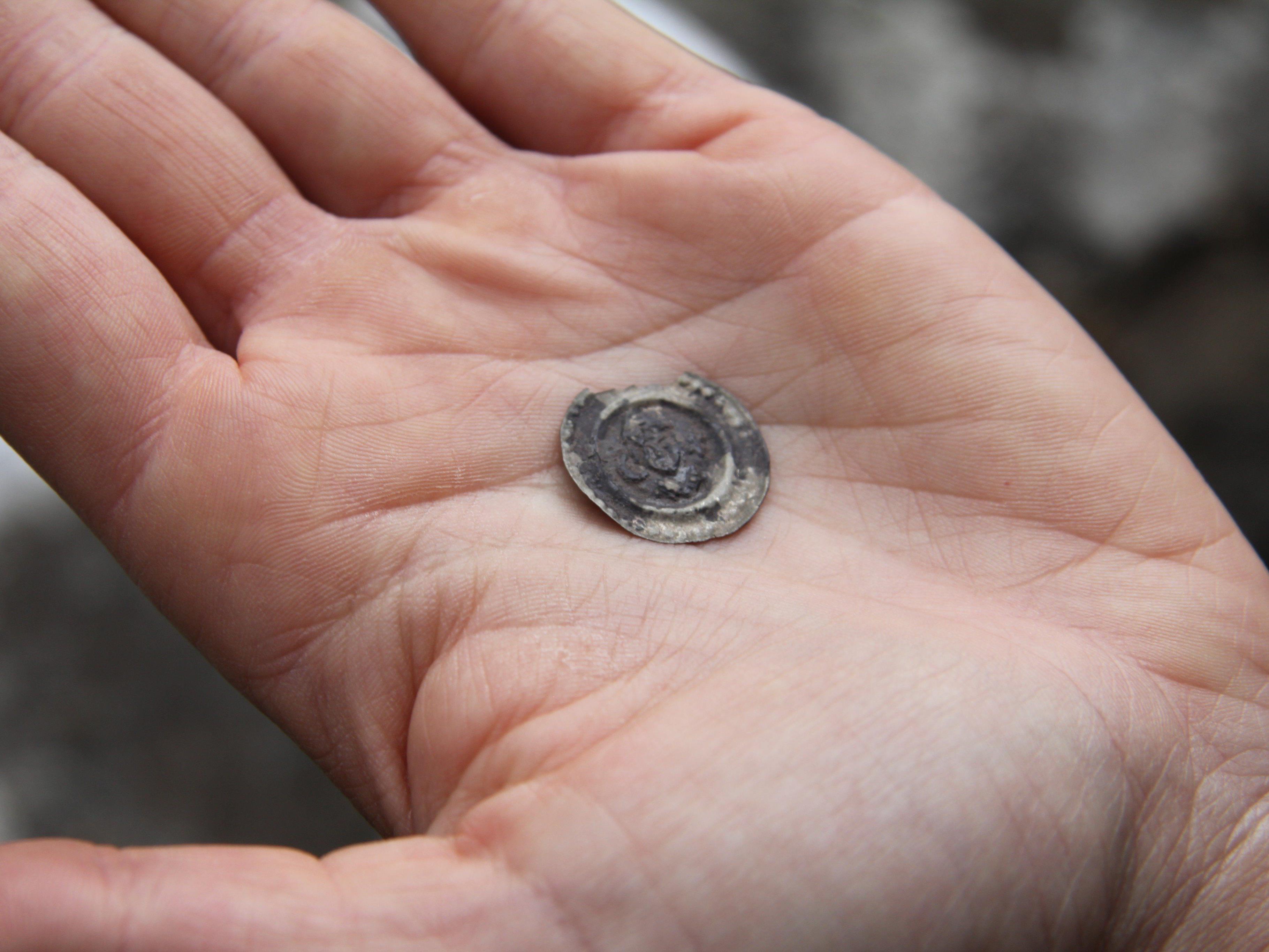 Diese dünne Konstanzer Silbermünze stammt aus der Ruine Tosters.