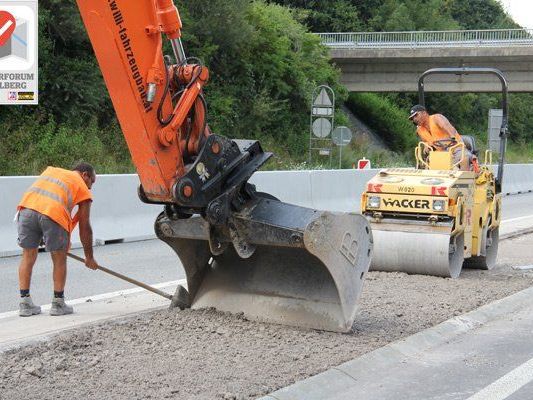 Die Arbeiten auf der A14 sind in vollem Gange. Die Arbeiten auf der A14 sind in vollem Gange.