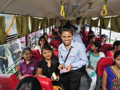 In Indien gibt es Busse die nur für Frauen zugelassen sind. Ein Shooting, das nun eine Vergewaltigung in einem Indischen Bus nachstellt sorgt für Aufregung. In Indien gibt es Busse die nur für Frauen zugelassen sind. Ein Shooting, das nun eine Vergewaltigung in einem Indischen Bus nachstellt sorgt für Aufregung.