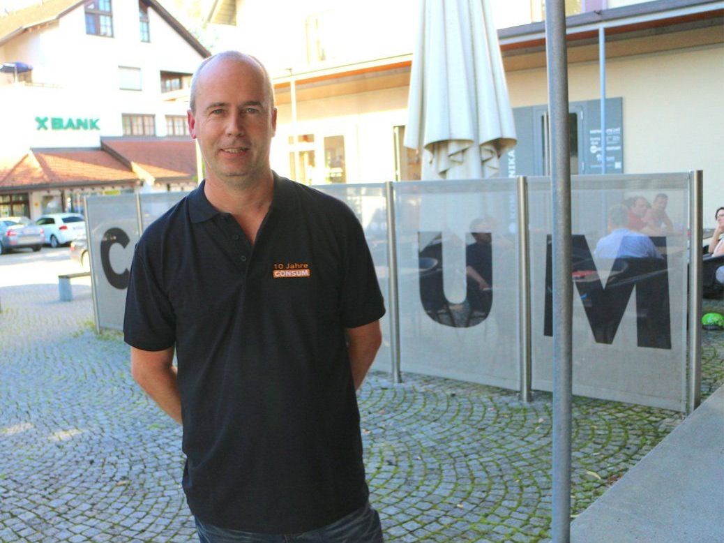 Gastwirt Manfred Lins würde sich freuen, wenn viele Einheimische und Mitglieder diverser Vereine das 10-Jahre Jubiläum im Zirkuszelt am Dorfplatz mitfeiern würden. Gastwirt Manfred Lins würde sich freuen, wenn viele Einheimische und Mitglieder diverser Vereine das 10-Jahre Jubiläum im Zirkuszelt am Dorfplatz mitfeiern würden.