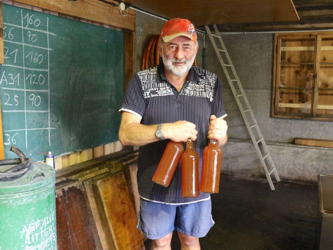 Kassier Eduard Lampert hat Dienst und freut sich,  dass die Mosterei Interessentschaft Ausserfeld sich bereits  60 Jahre um die Mostkultur in Göfis bemüht