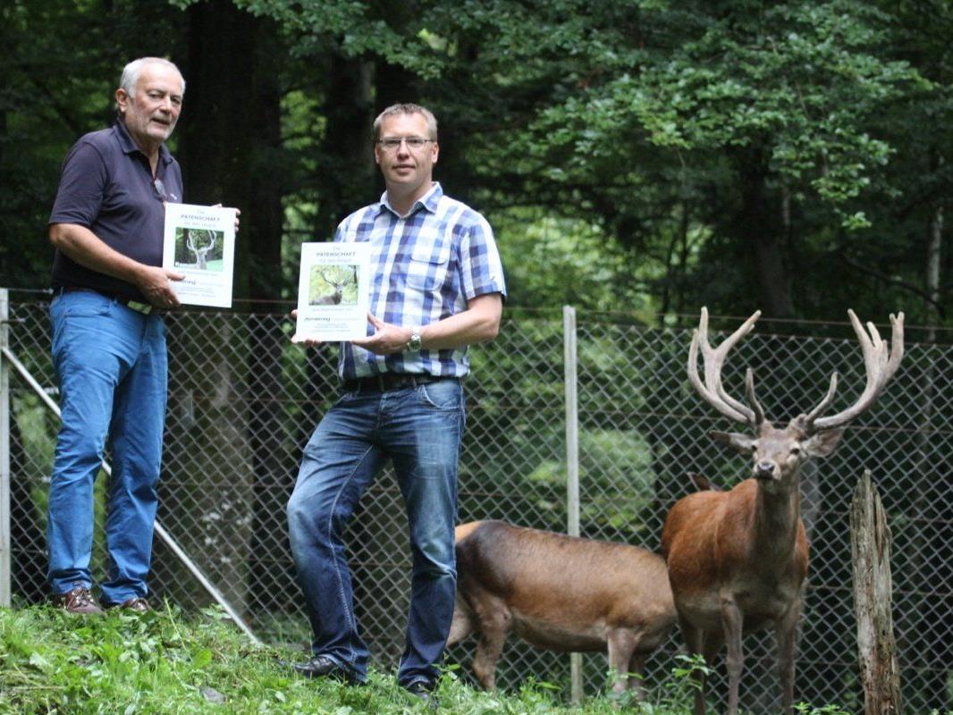 Wildparkpräsident Wolfgang Burtscher übergibt dir Patenschaftstafeln für die beiden Hirsche an Produktionsleiter Clemens Ludescher von Armstrong.