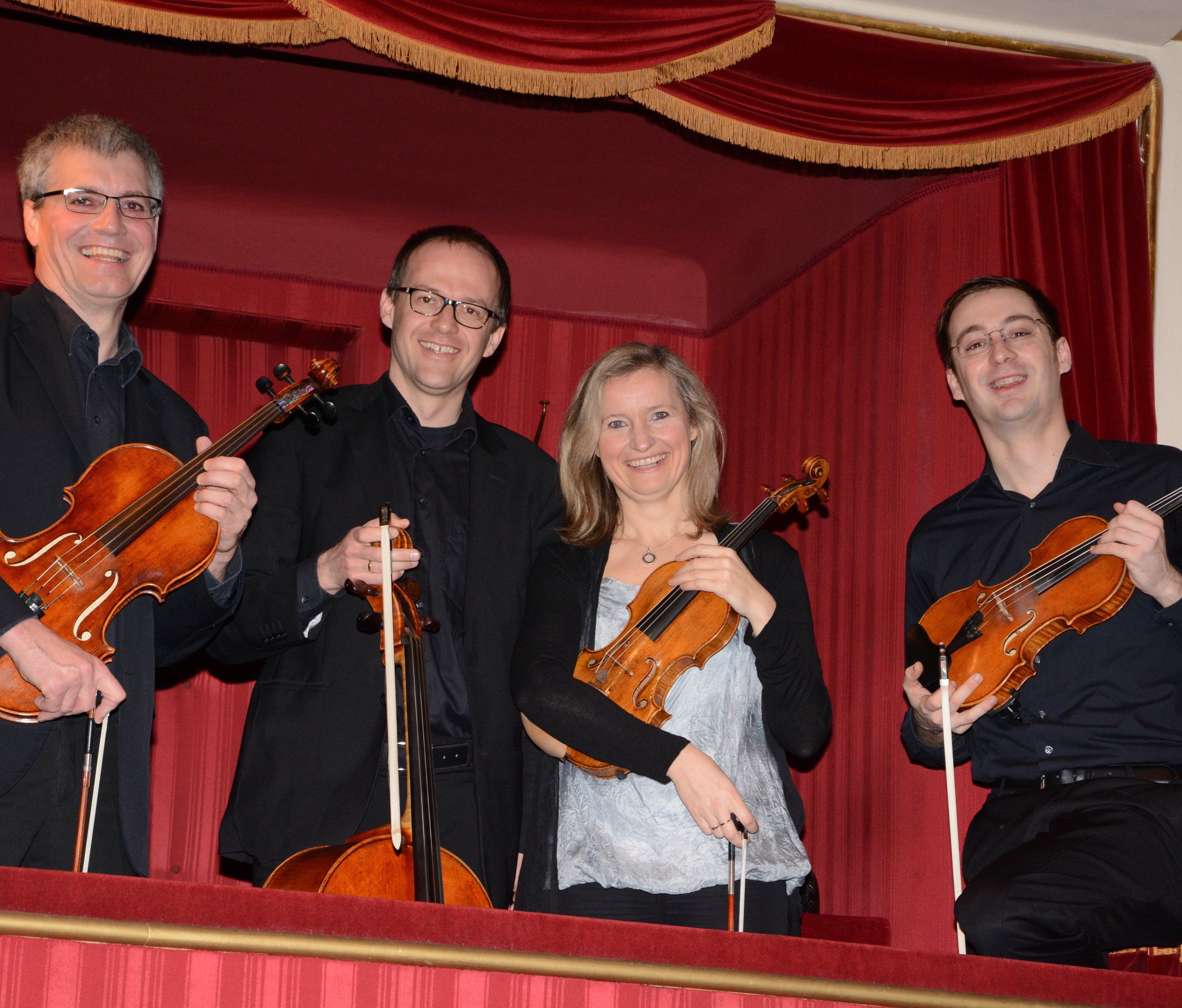 Die Streichersolisten der Wiener Volksoper garantieren für höchste musikalische Qualität. Die Streichersolisten der Wiener Volksoper garantieren für höchste musikalische Qualität.