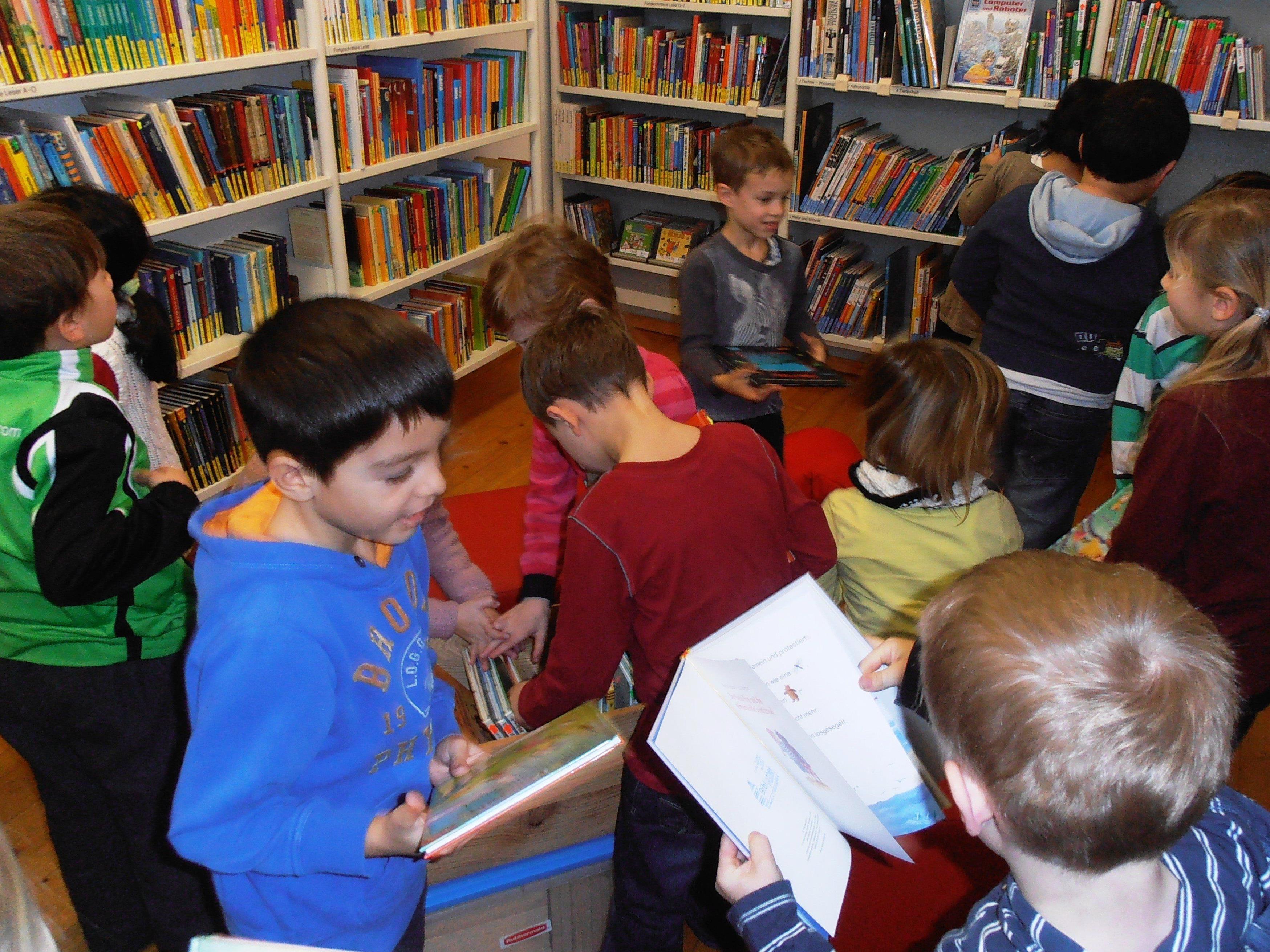 Kinder freuen sich über das tolle Bücherangebot.