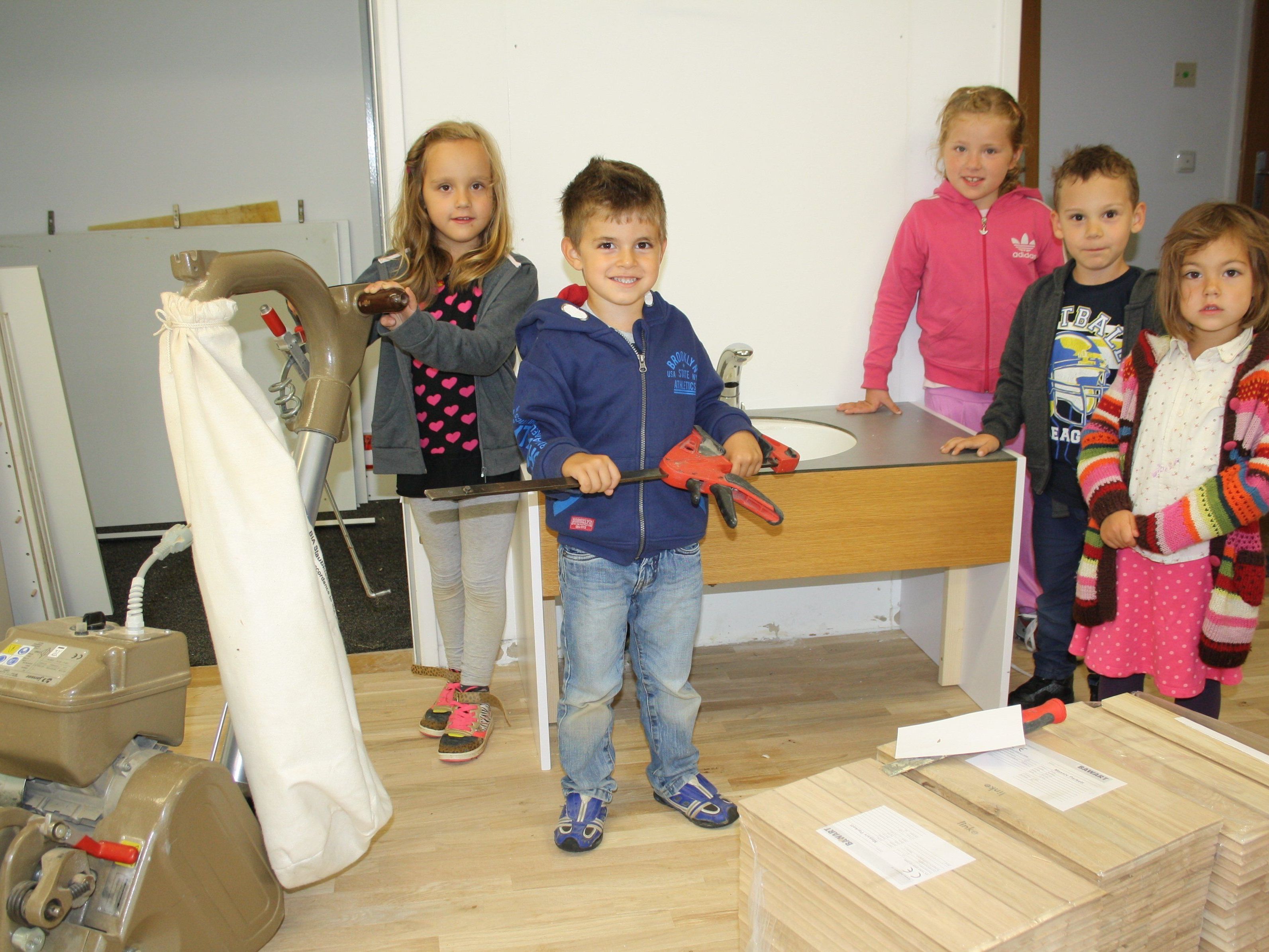 Einige Ferialkinder bei einer kurzen „Baustellenbesichtigung“ in den neu adaptierten Räumlichkeiten für das KinderHaus Dorf. Einige Ferialkinder bei einer kurzen „Baustellenbesichtigung“ in den neu adaptierten Räumlichkeiten für das KinderHaus Dorf.
