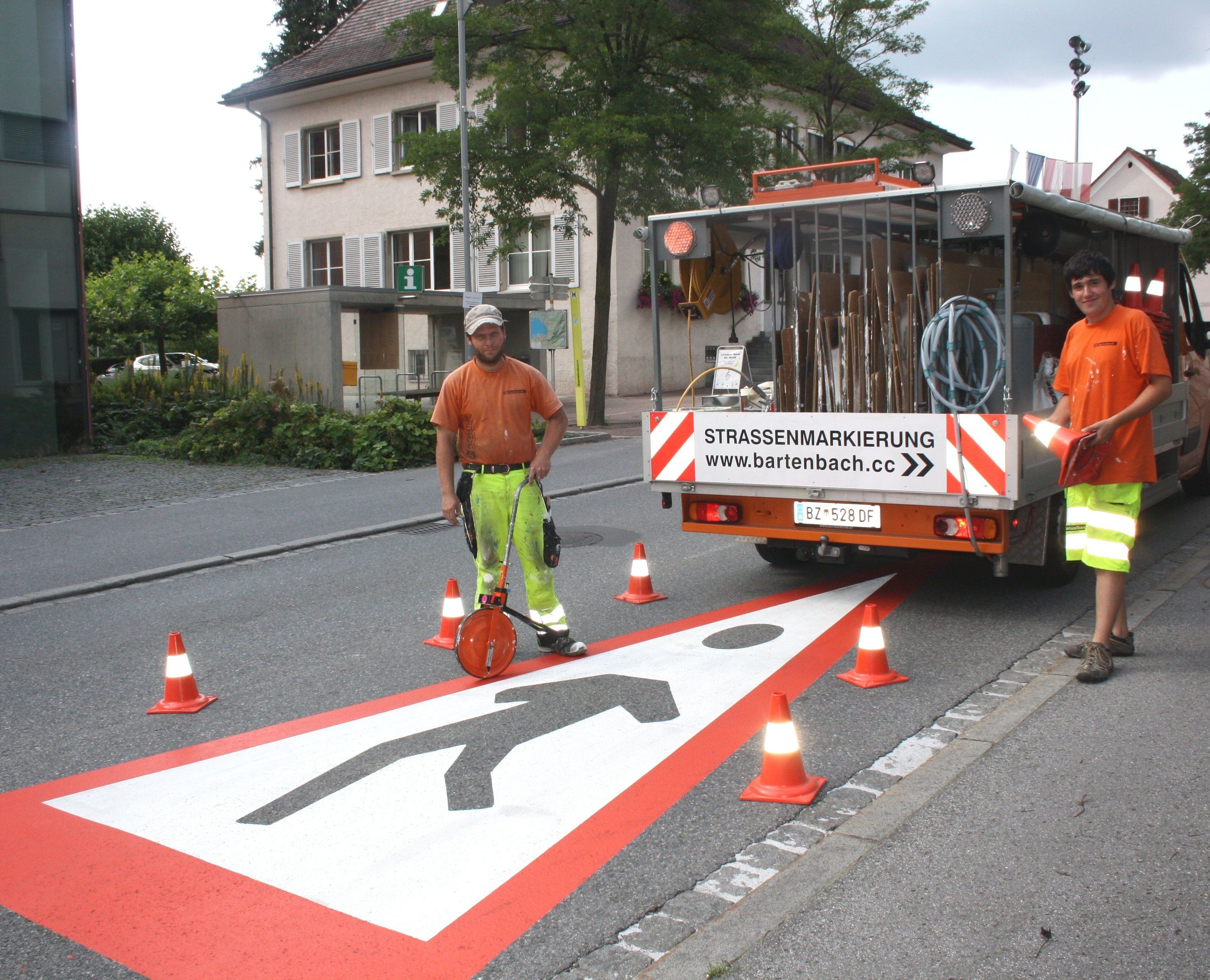 Mit dem neuen Symbol „Achtung Kinder“ im Bereich der Schulwege sollen im Besonderen die Autofahrer zur erhöhten Aufmerksamkeit aufgefordert werden. Mit dem neuen Symbol „Achtung Kinder“ im Bereich der Schulwege sollen im Besonderen die Autofahrer zur erhöhten Aufmerksamkeit aufgefordert werden.