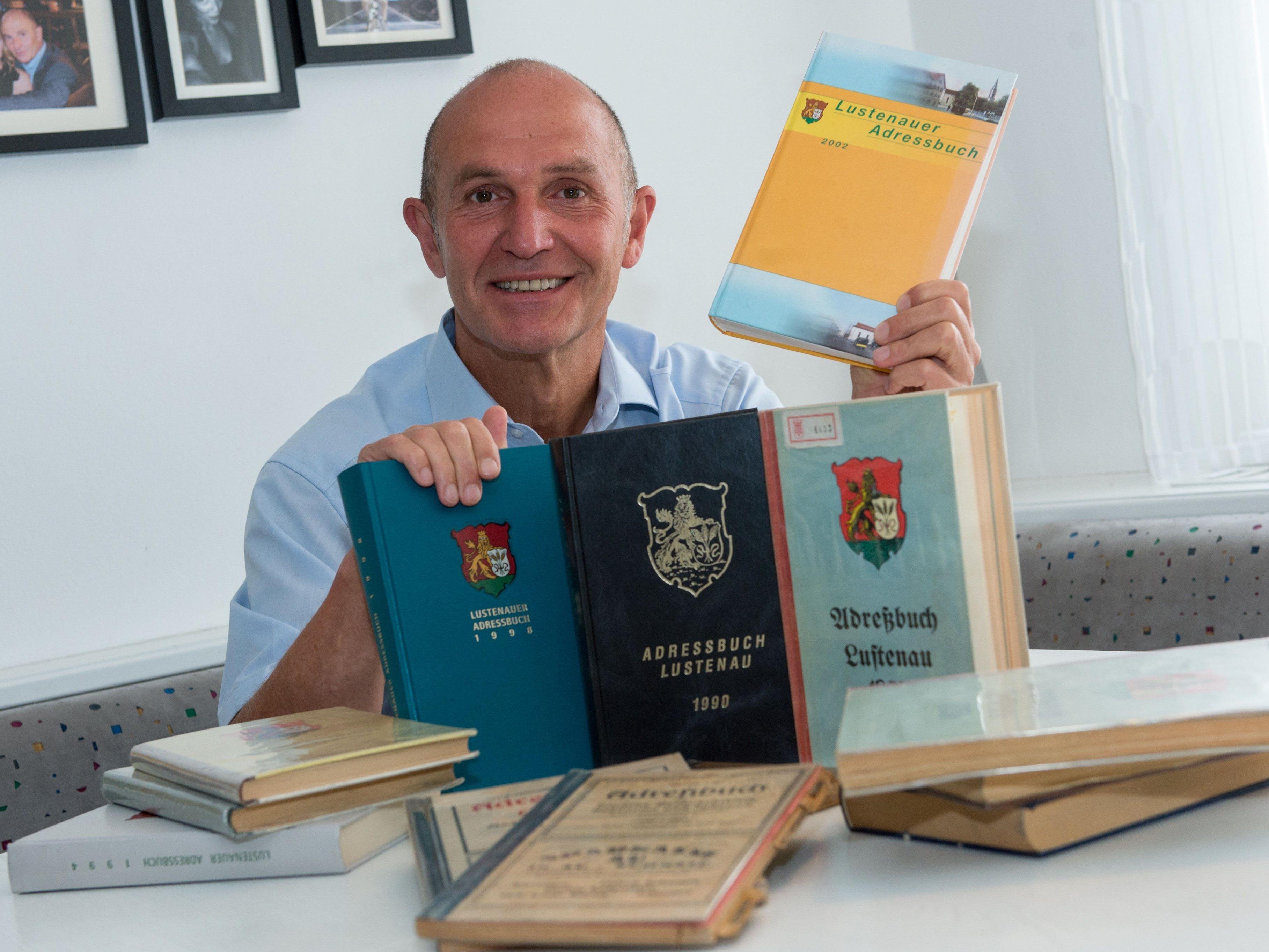 Albert Hofer und die 13 Adressbücher, die seit 1921 in Lustenau aufgelegt wurden.