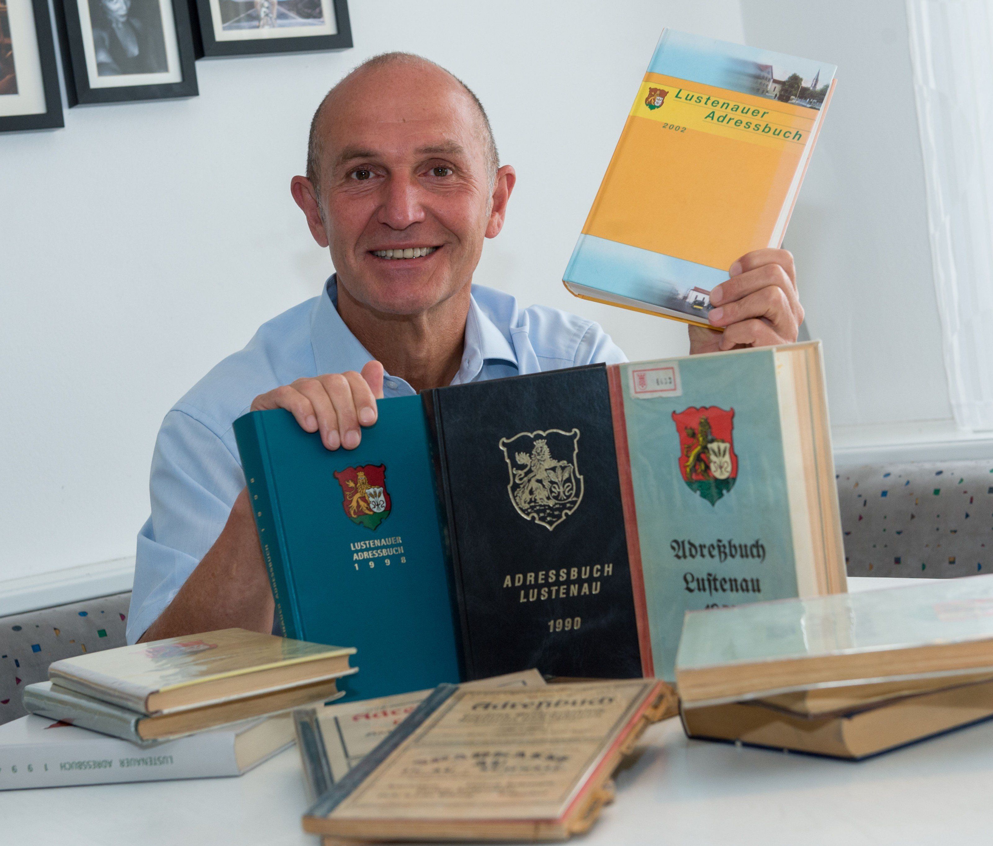 Albert Hofer und die 13 Adressbücher, die seit 1921 in Lustenau aufgelegt wurden. Albert Hofer und die 13 Adressbücher, die seit 1921 in Lustenau aufgelegt wurden.
