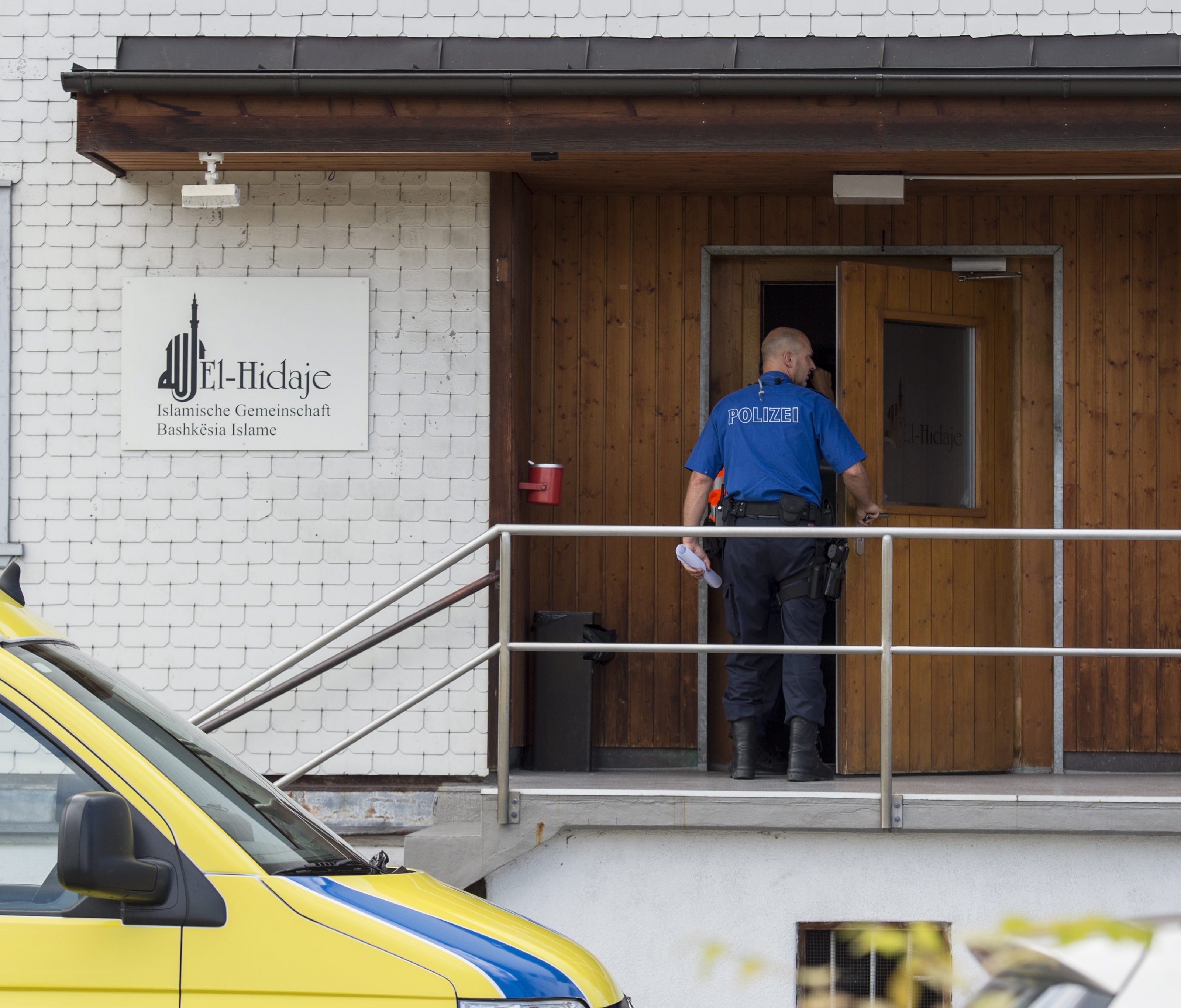 Ein Polizist betritt die Moschee in der die Tat verübt wurde. Ein Polizist betritt die Moschee in der die Tat verübt wurde.