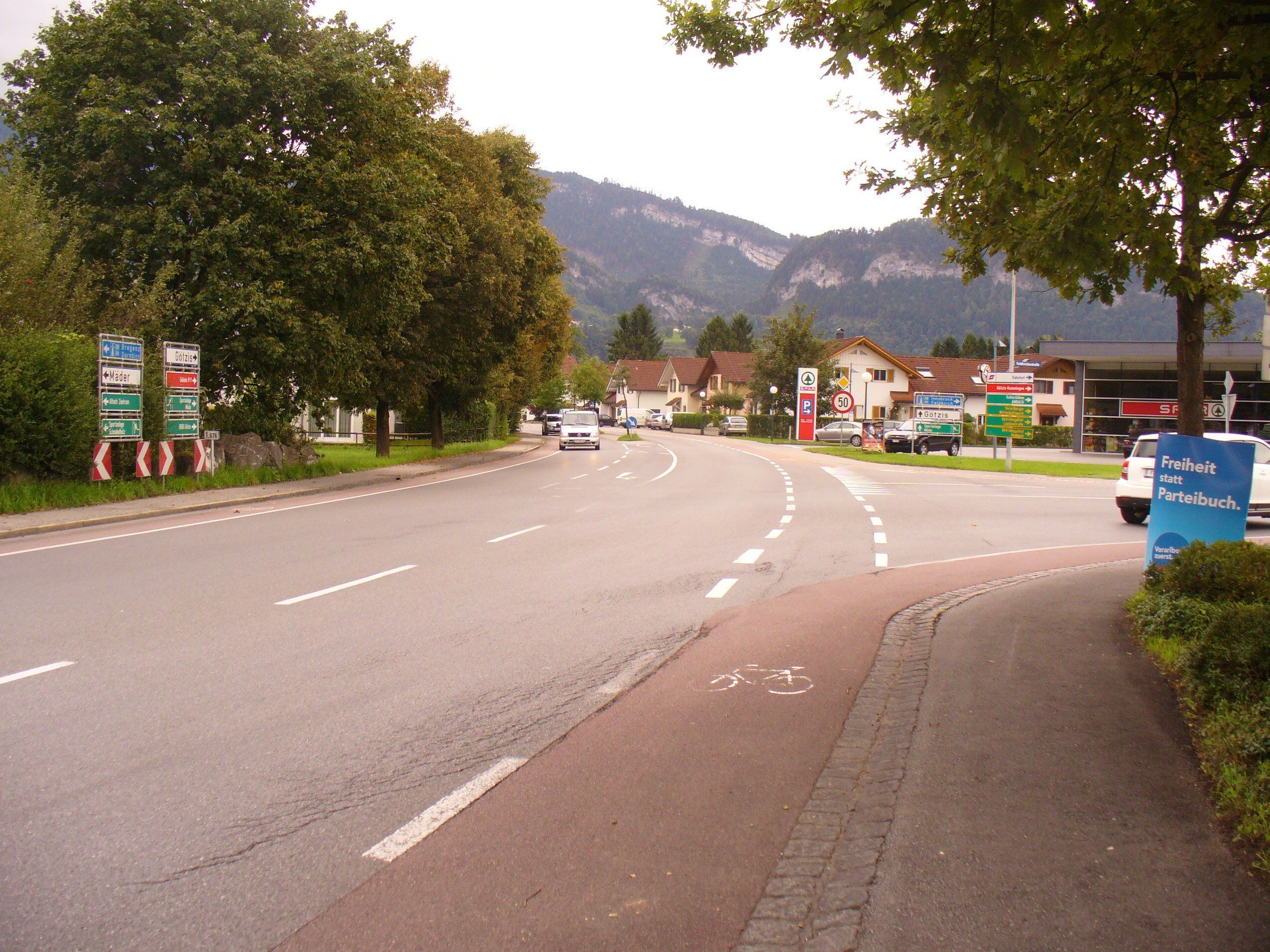 Gerade zu Stoßzeiten kommt es an dieser Kreuzung zu Staubildungen Gerade zu Stoßzeiten kommt es an dieser Kreuzung zu Staubildungen